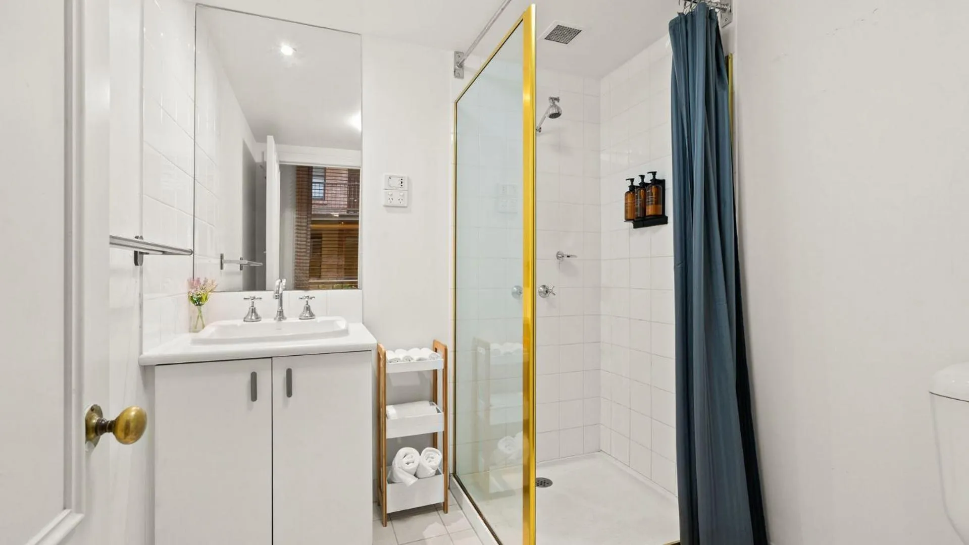 Bathroom in Gordon House Apartments