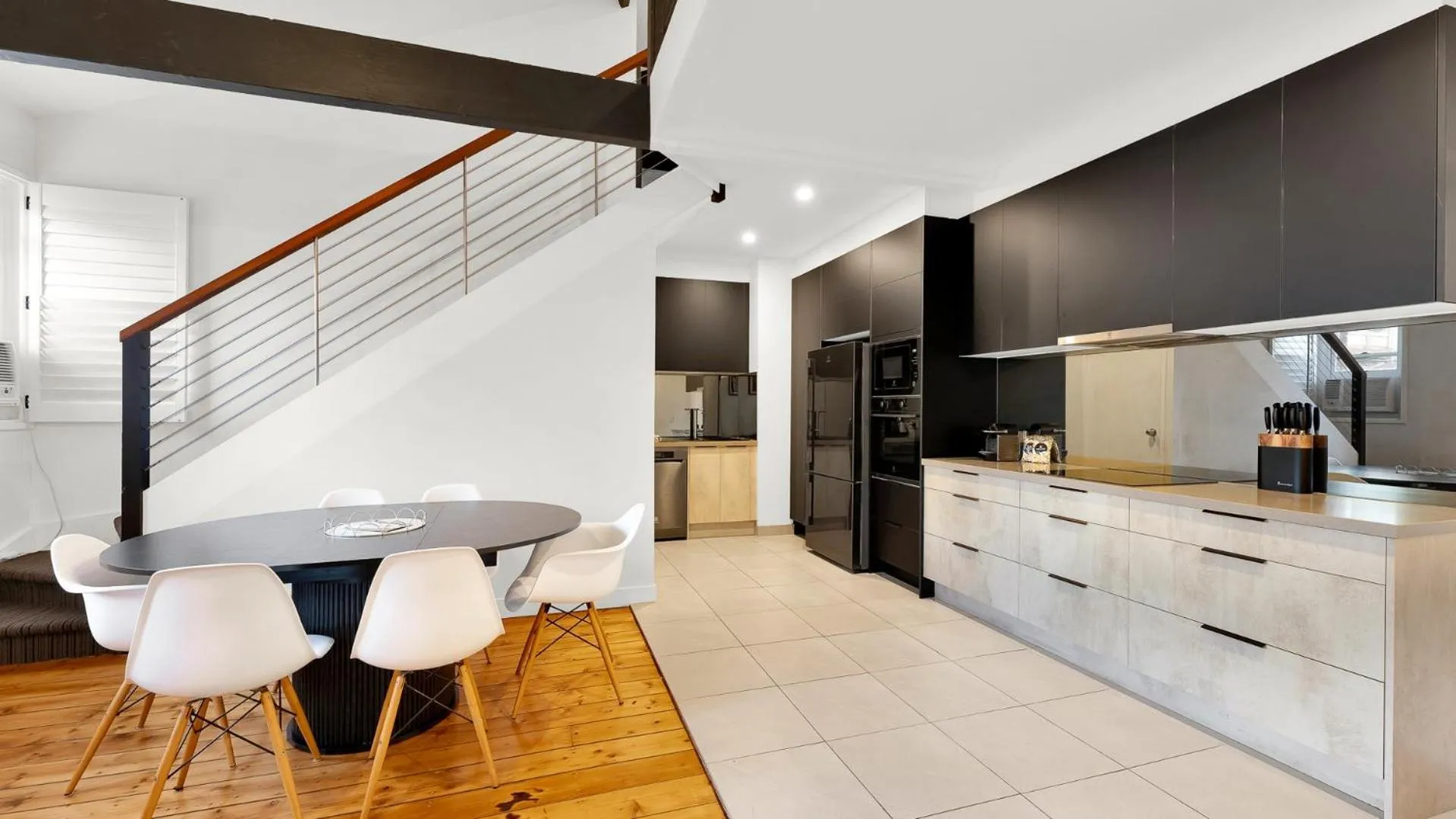 Kitchen or kitchenette in Gordon House Apartments