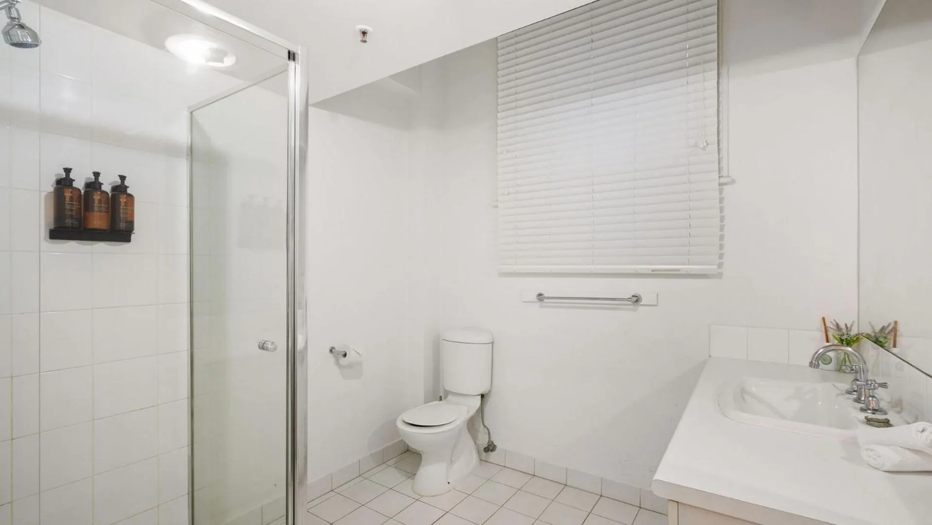 Bathroom in Gordon House Apartments