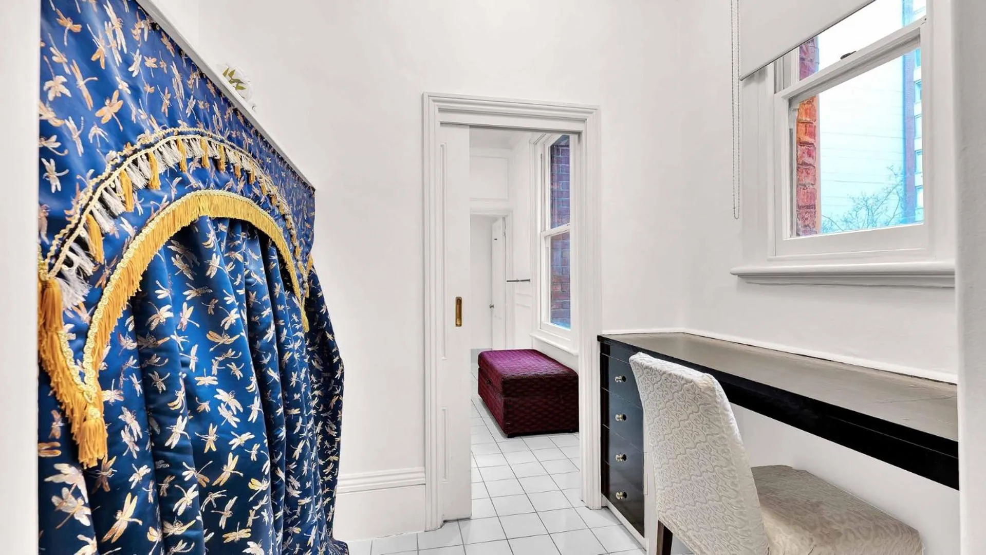Seating area, Bed in Gordon House Apartments