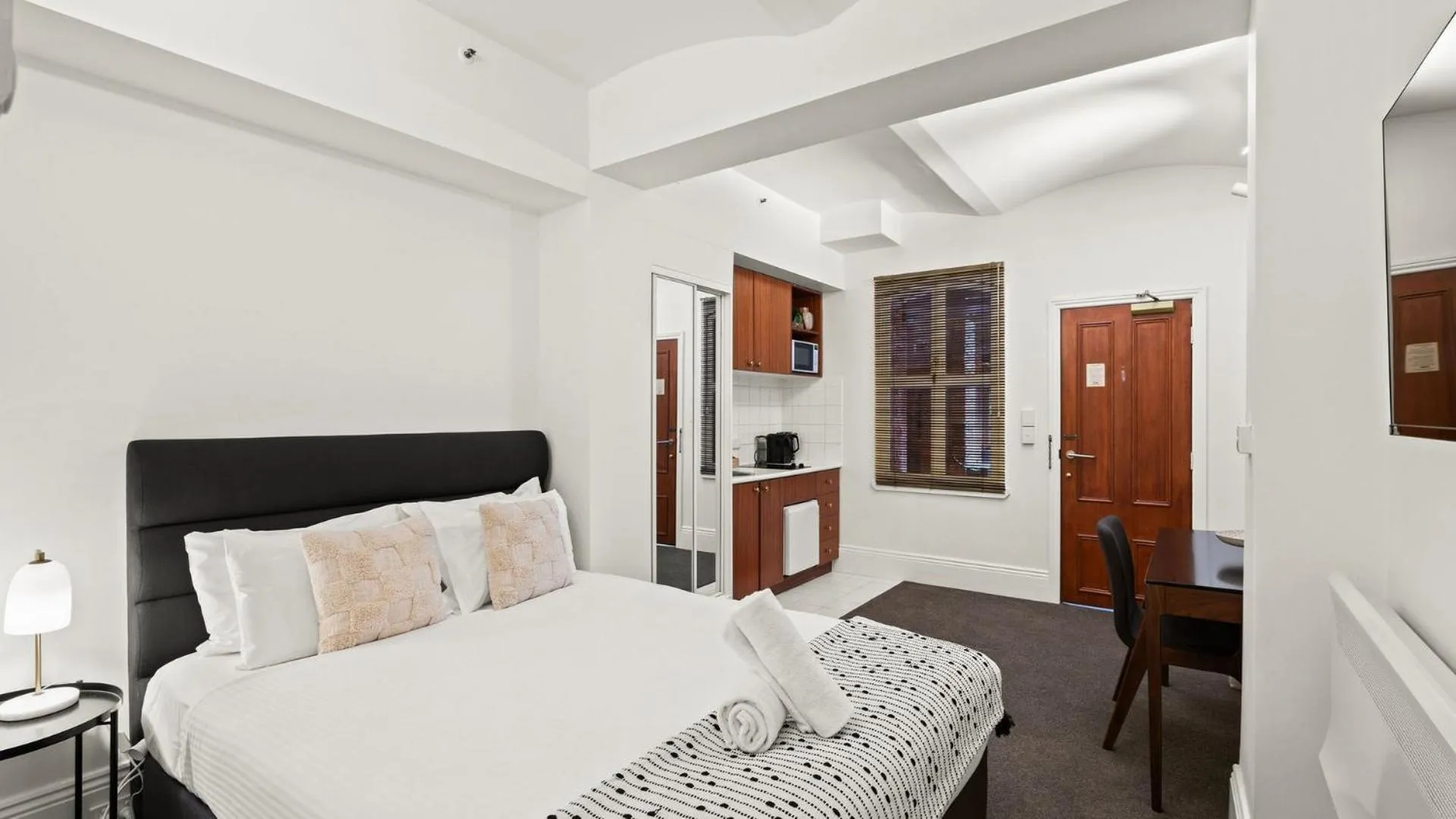 Bedroom, Bed in Gordon House Apartments