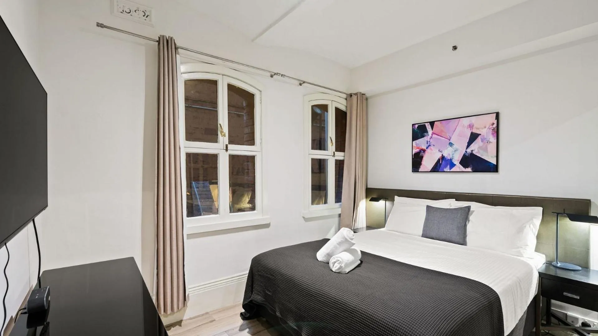 Bedroom, Bed in Gordon House Apartments