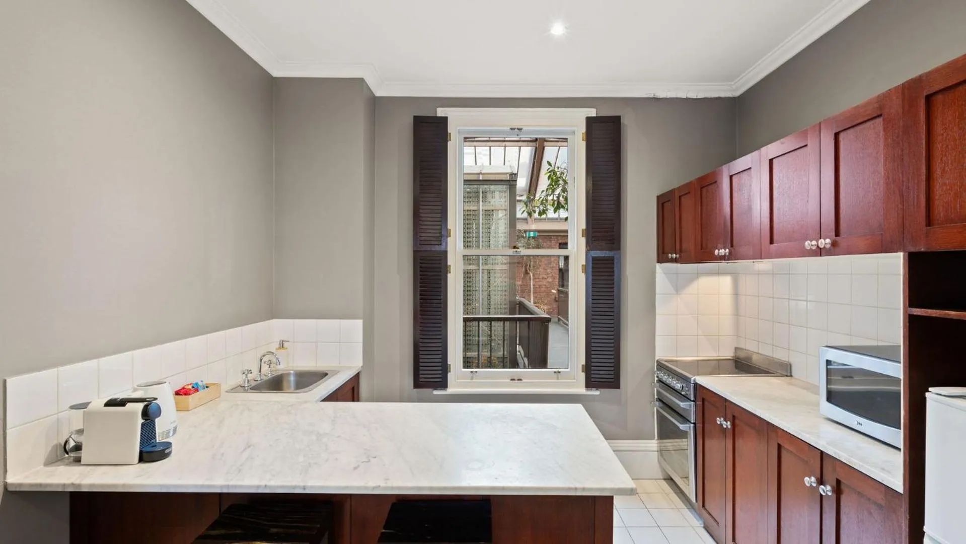 Kitchen or kitchenette in Gordon House Apartments