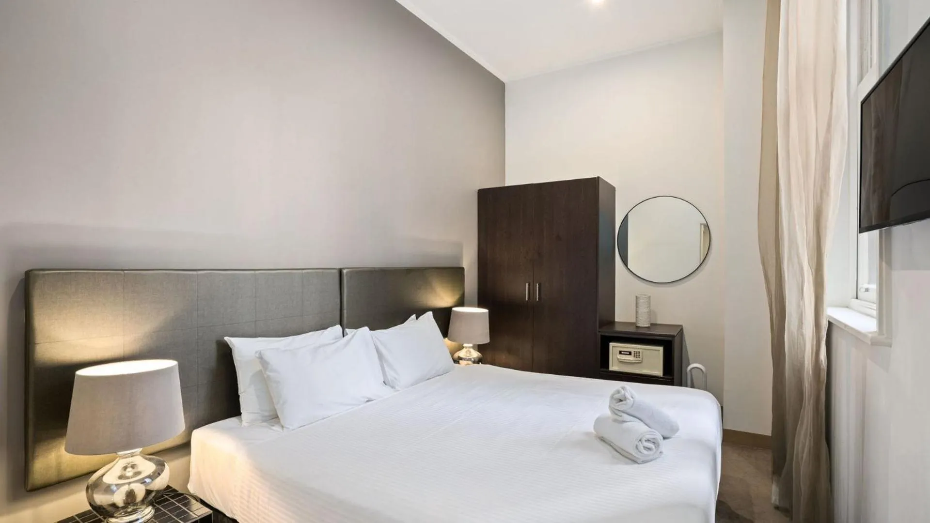 Bedroom, Bed in Gordon House Apartments