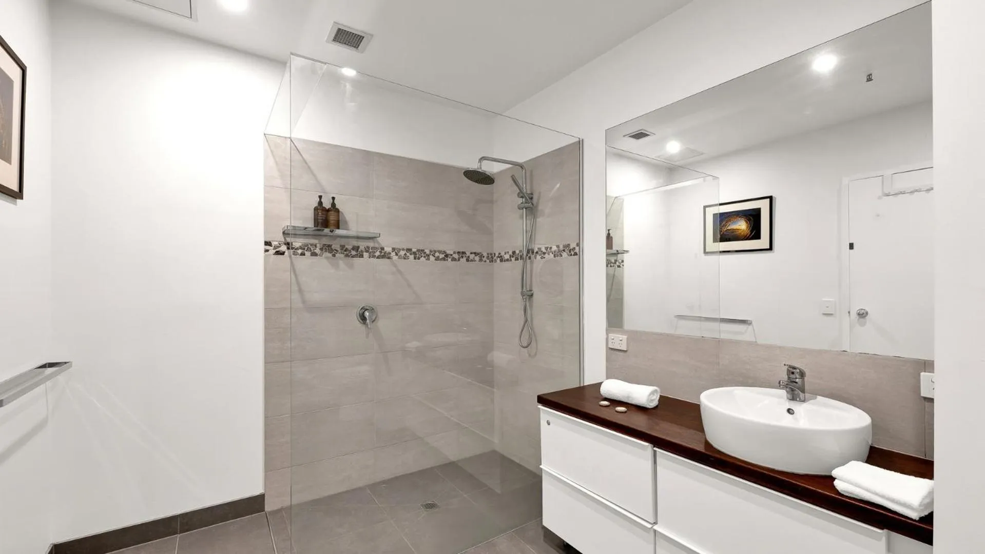 Bathroom in Gordon House Apartments