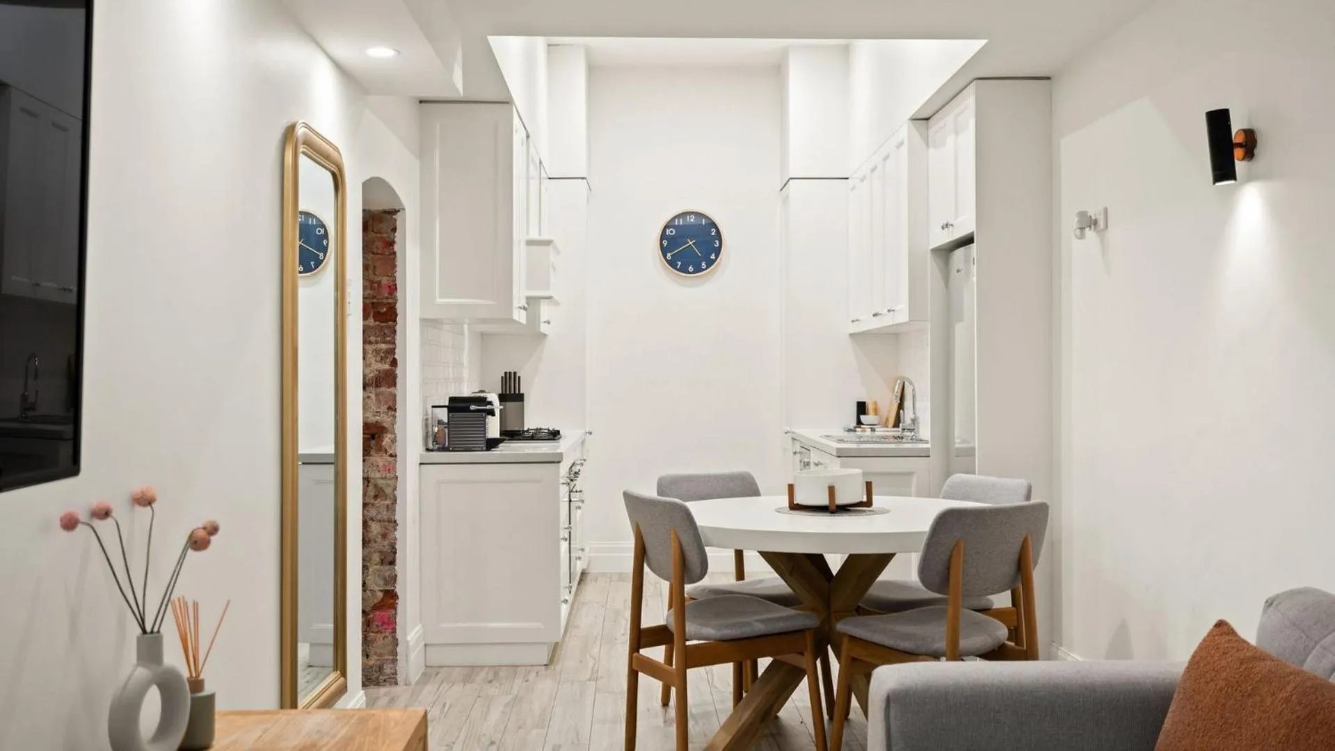 Kitchen or kitchenette in Gordon House Apartments