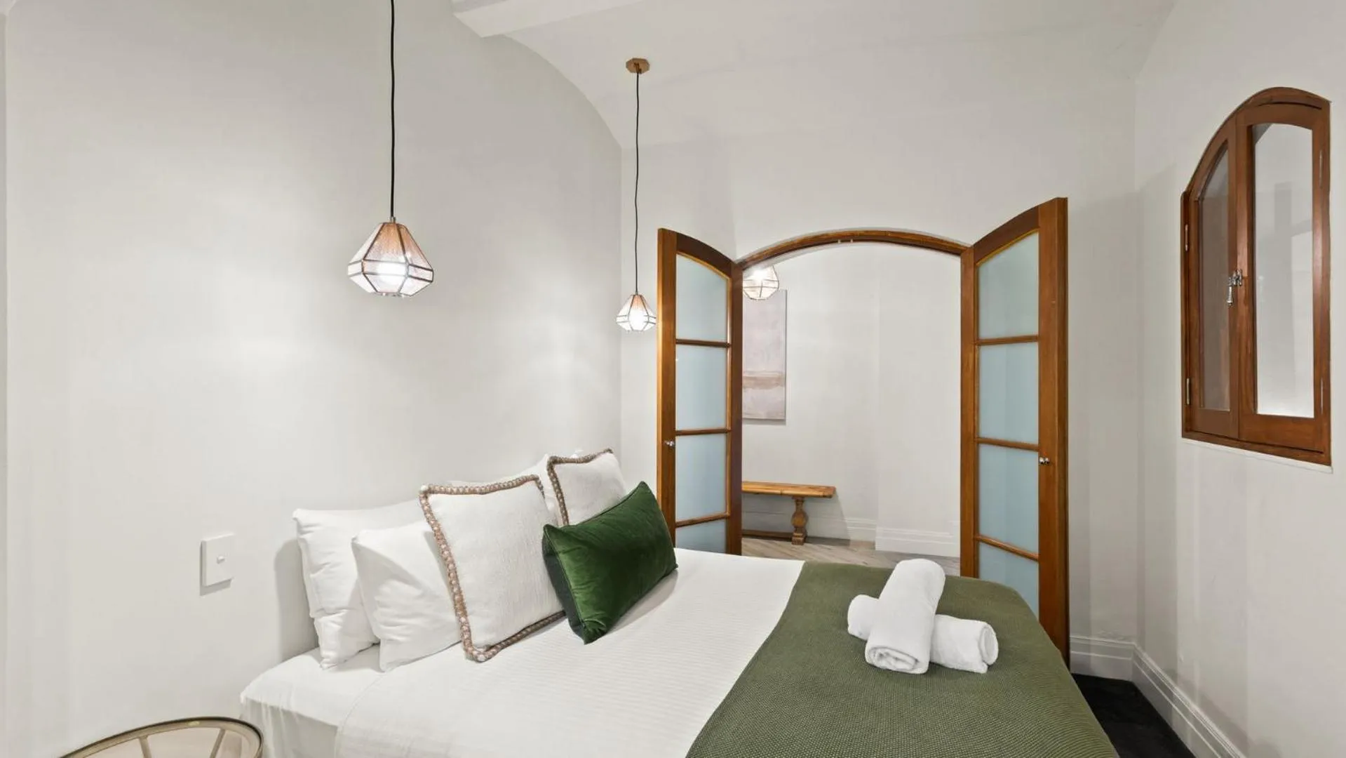 Bedroom, Bed in Gordon House Apartments