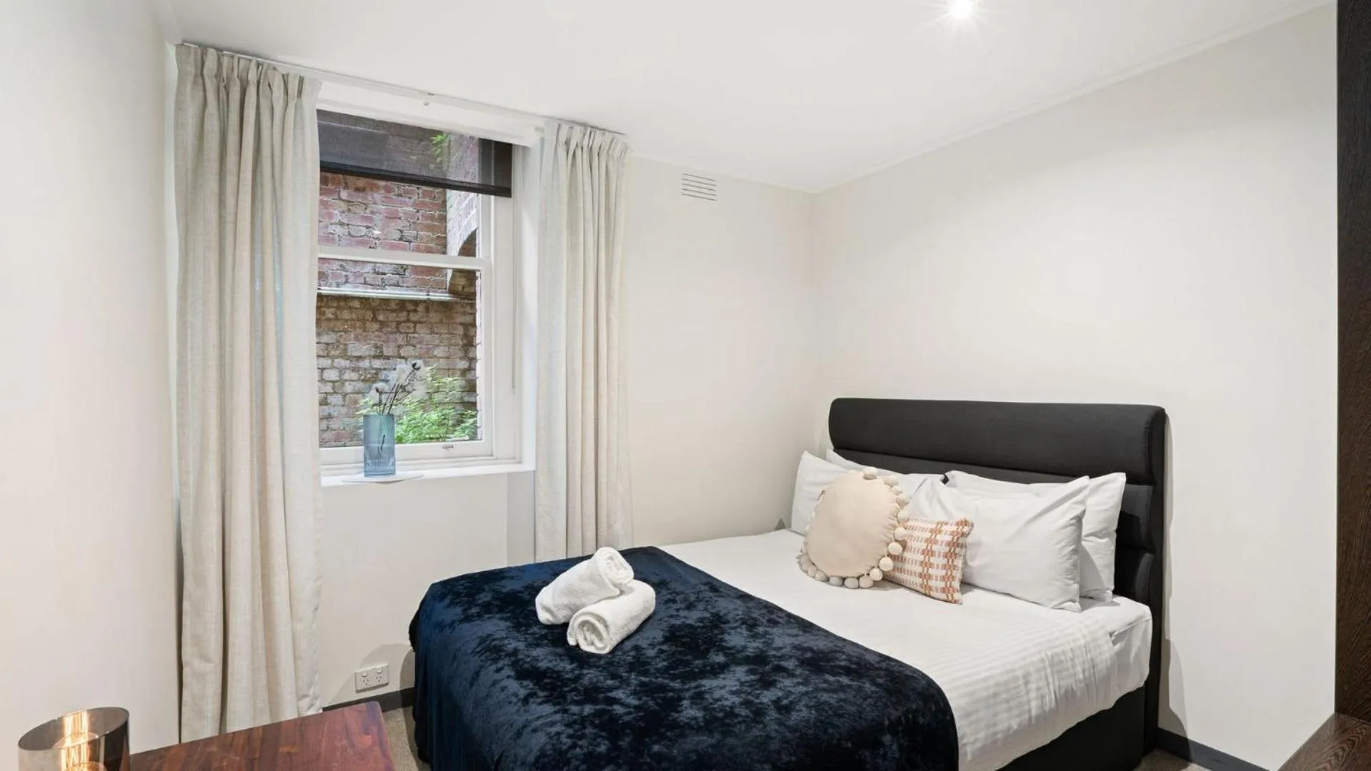 Bedroom, Bed in Gordon House Apartments