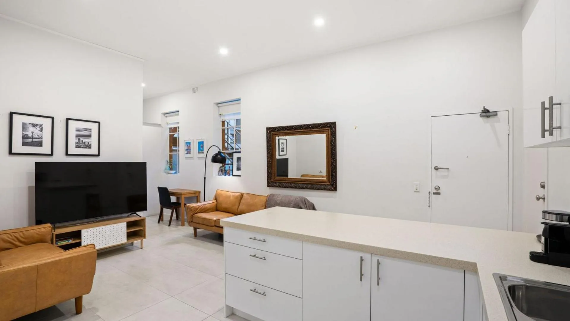 TV and multimedia in Gordon House Apartments