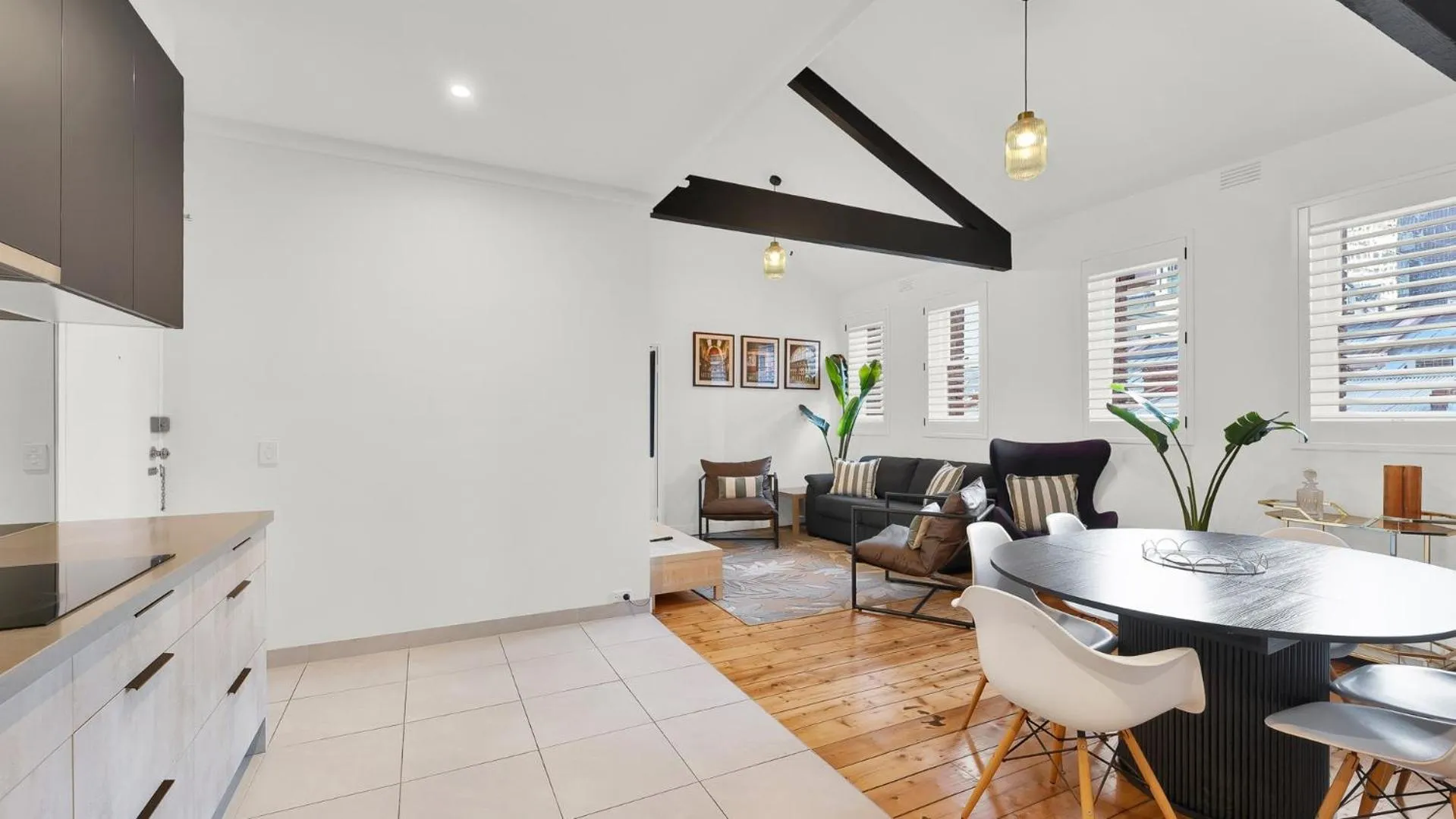 Kitchen or kitchenette in Gordon House Apartments