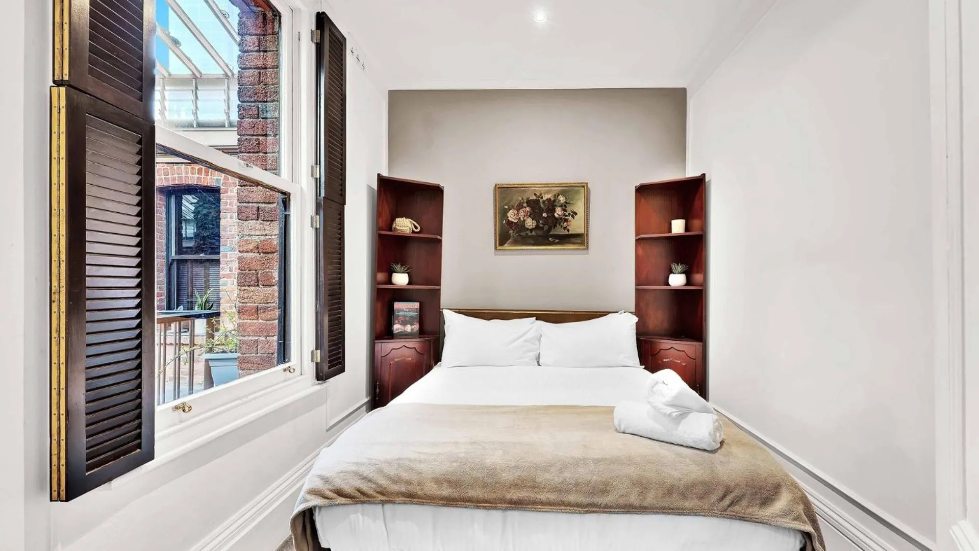 Bedroom, Bed in Gordon House Apartments