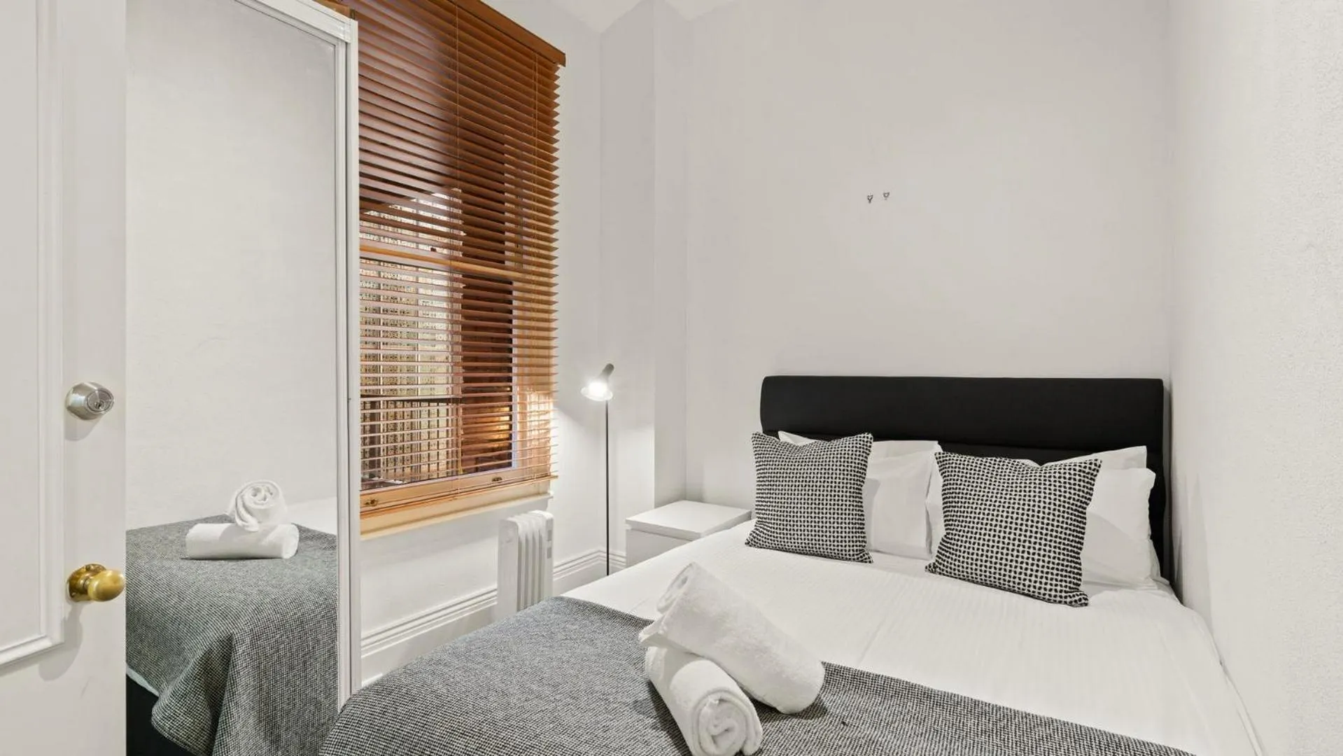 Bedroom, Bed in Gordon House Apartments