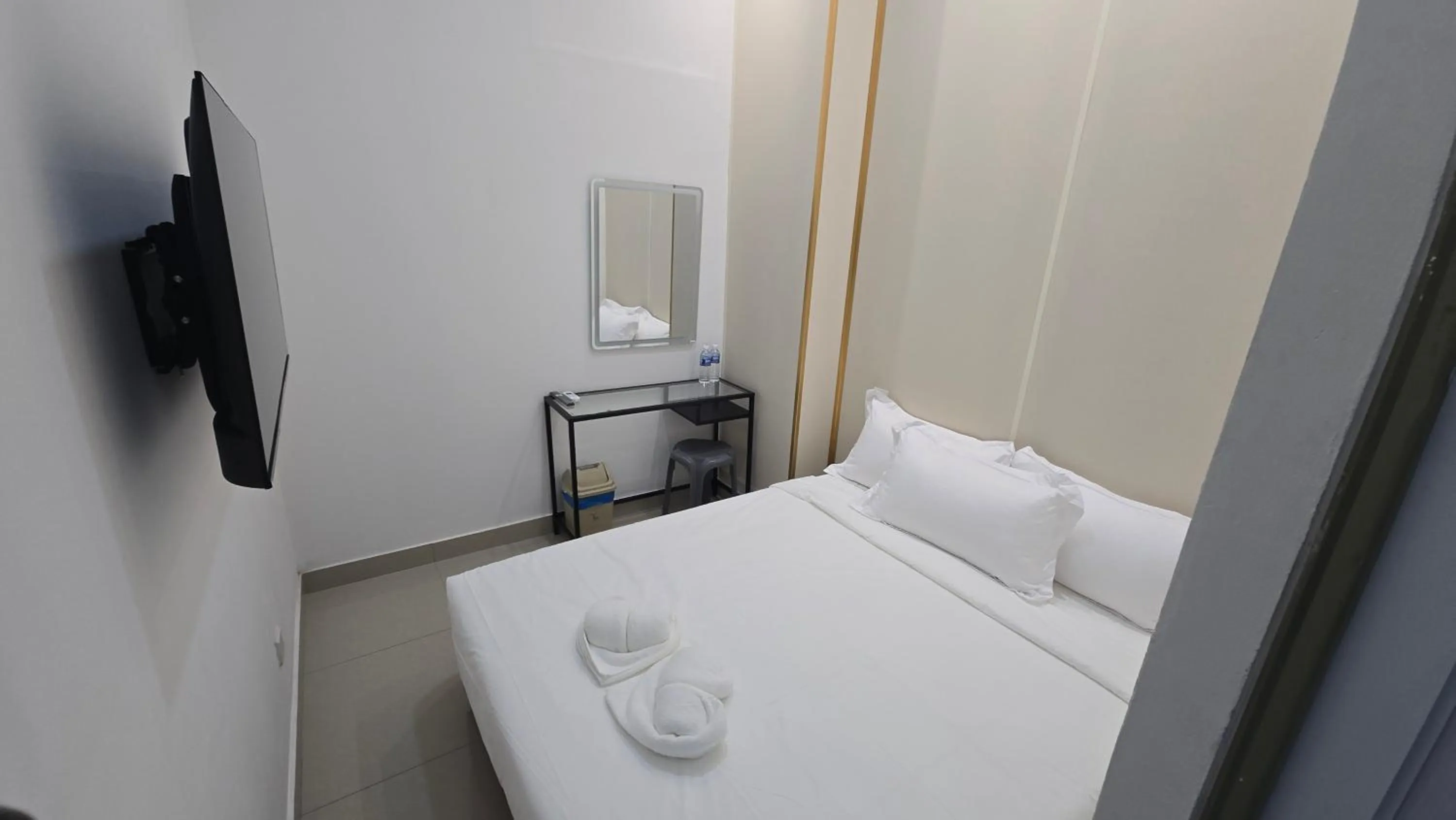 TV and multimedia, Bed in One Point Hotel @ Airport (Kuching)