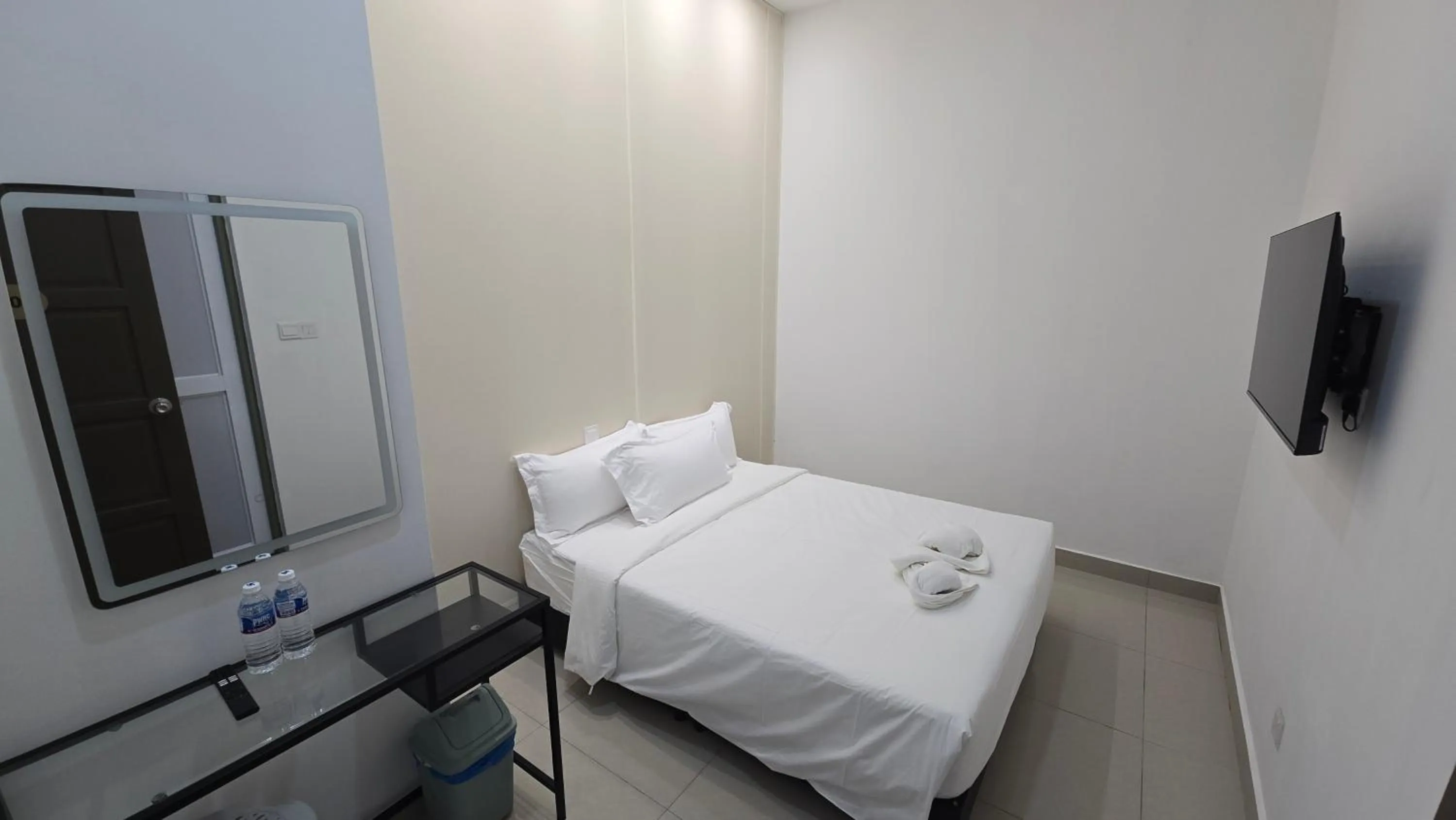 TV and multimedia, Bed in One Point Hotel @ Airport (Kuching)