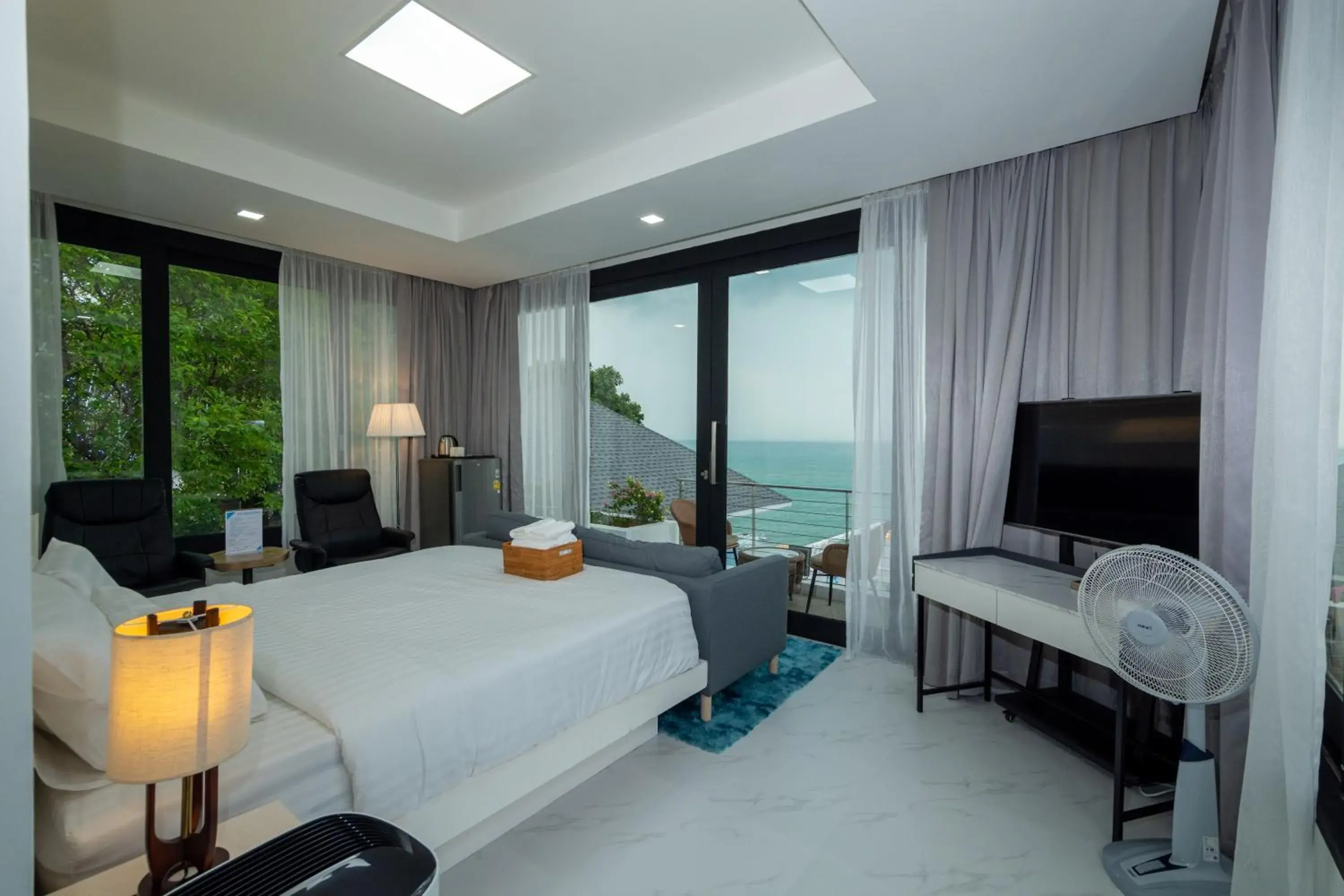 Deluxe Double Room with Balcony and Sea View in Bluemango Pool Villa & Resort Koh Samui Deluxe Double Room with Balcony and Sea View in Bluemango Pool Villa & Resort Koh Samui