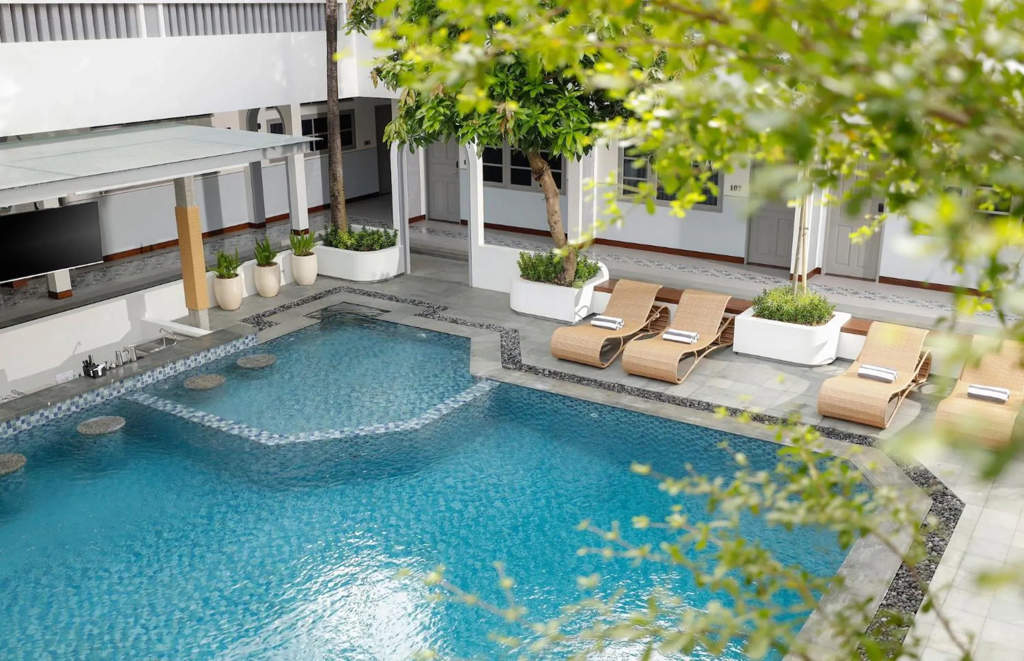 Swimming pool in The Mahata