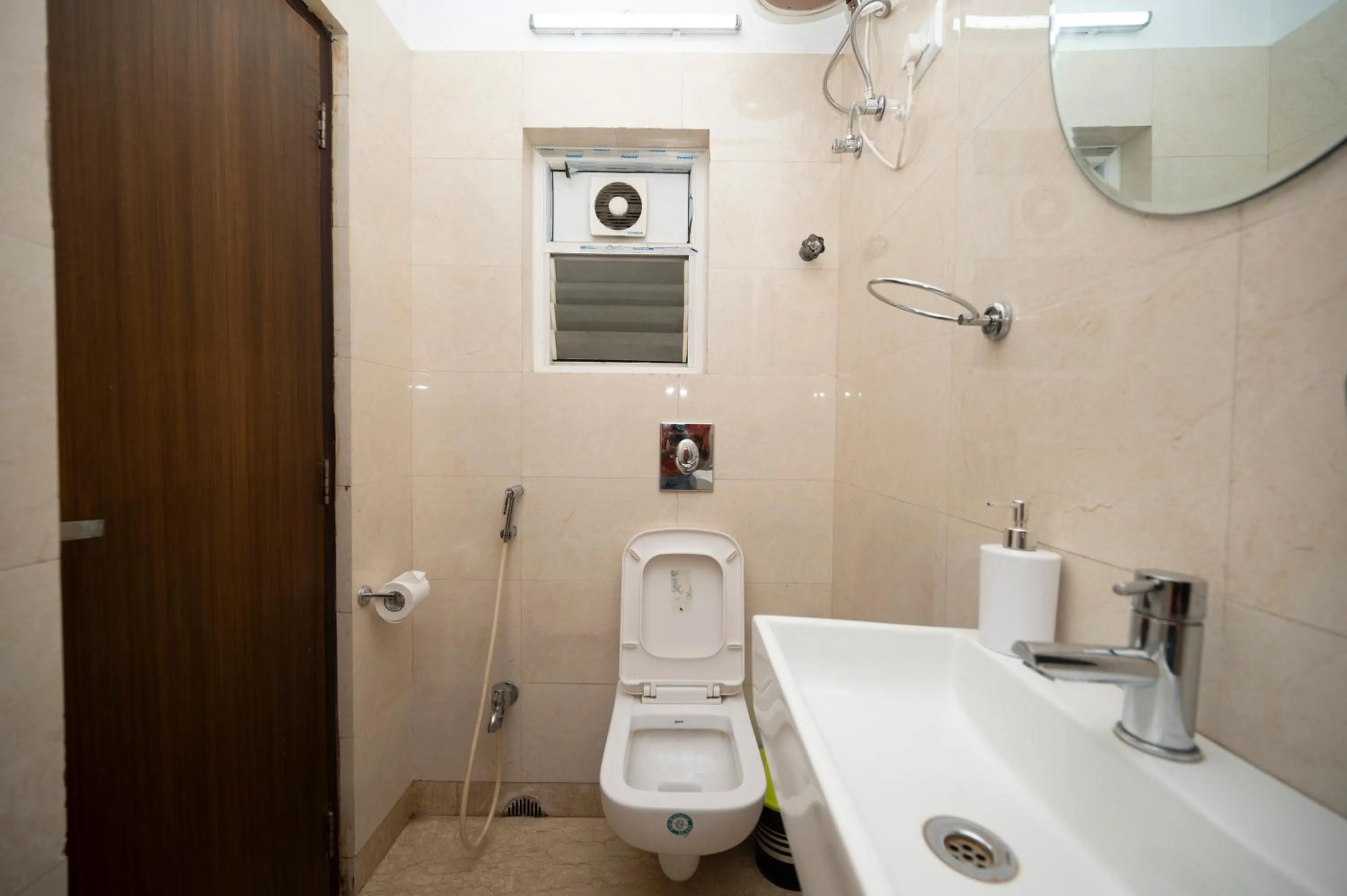 Toilet in Lakeside Suites