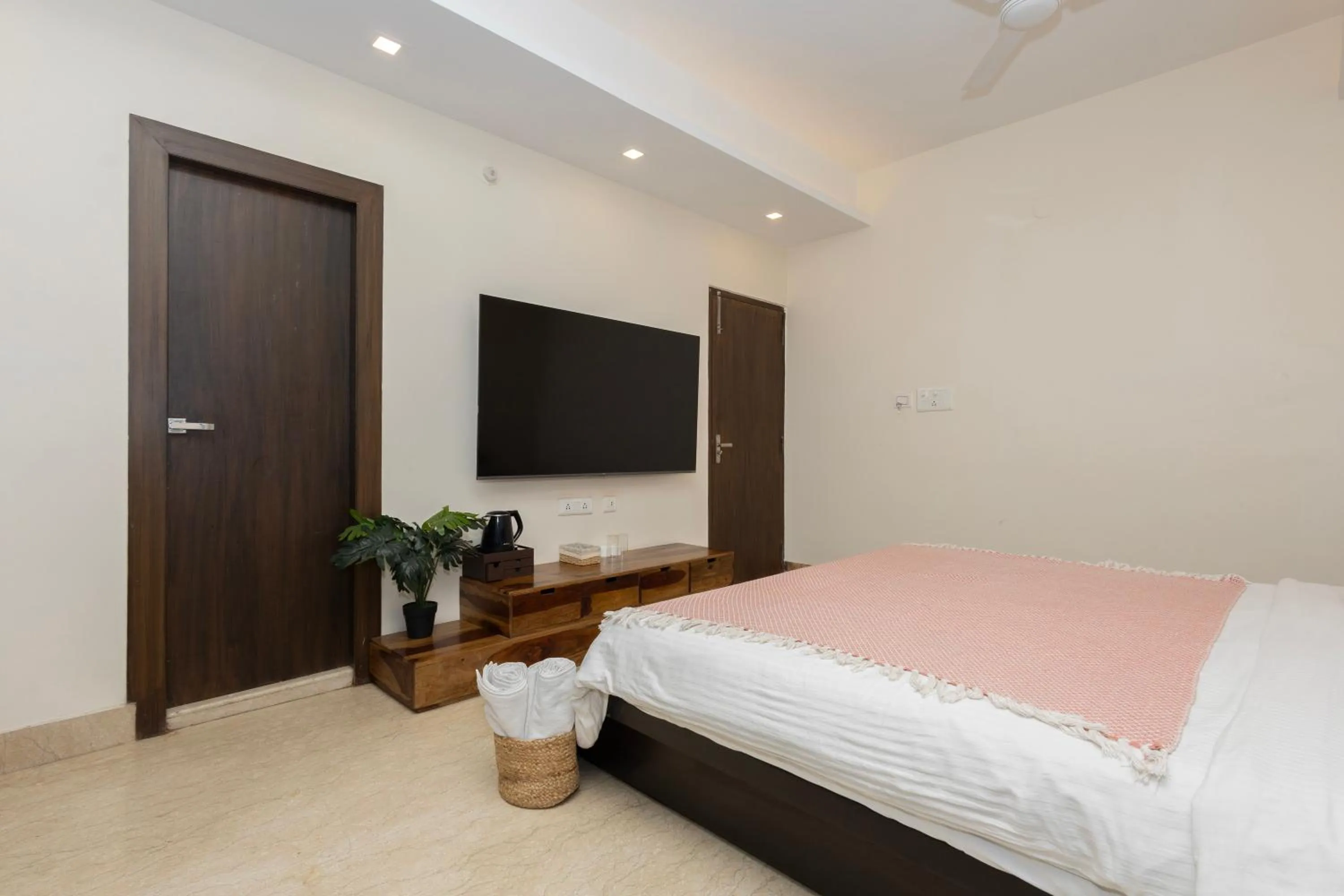 TV and multimedia, Bed in Lakeside Suites