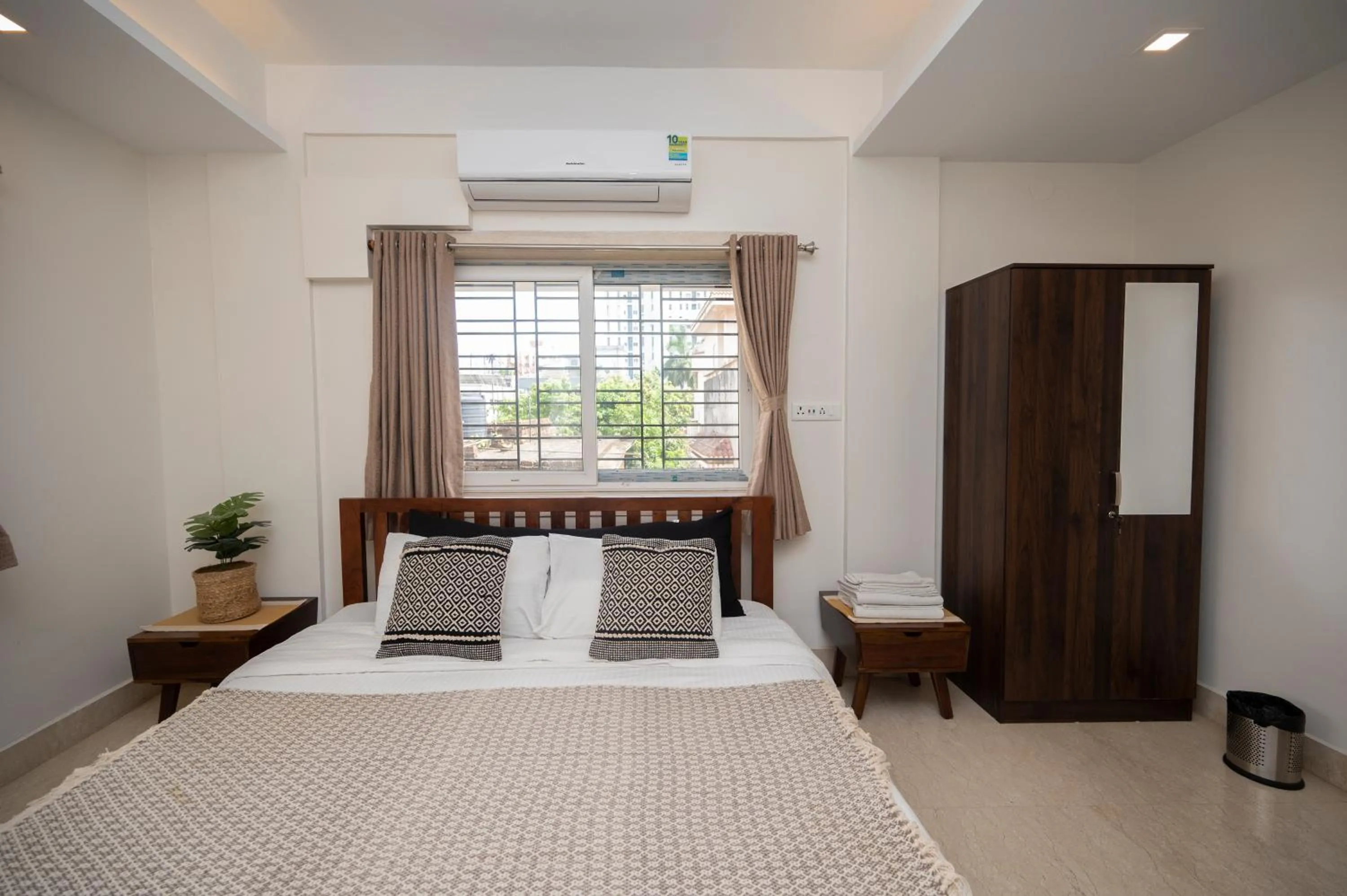 Bed in Lakeside Suites