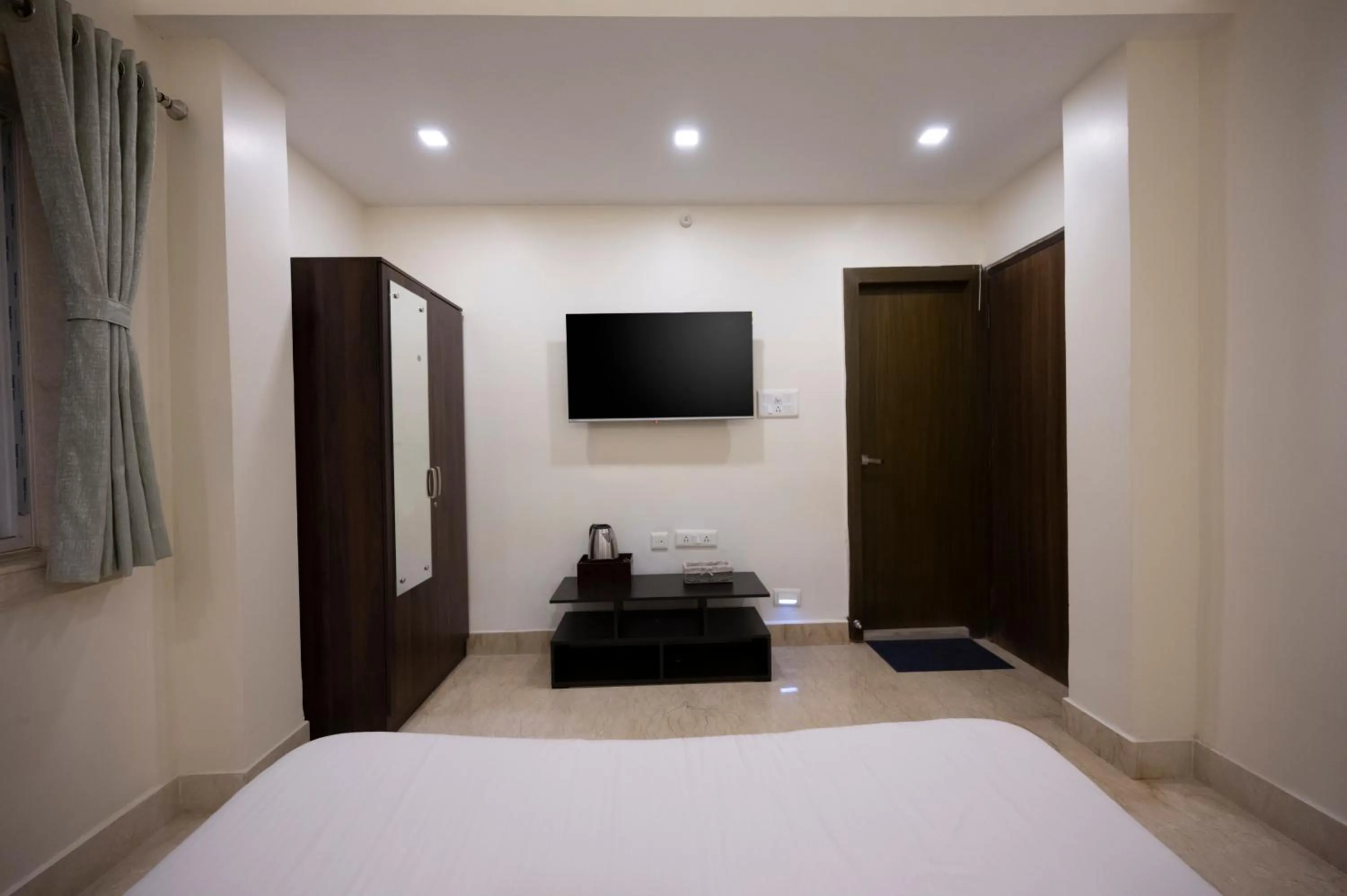 Communal lounge/ TV room, Bed in Lakeside Suites