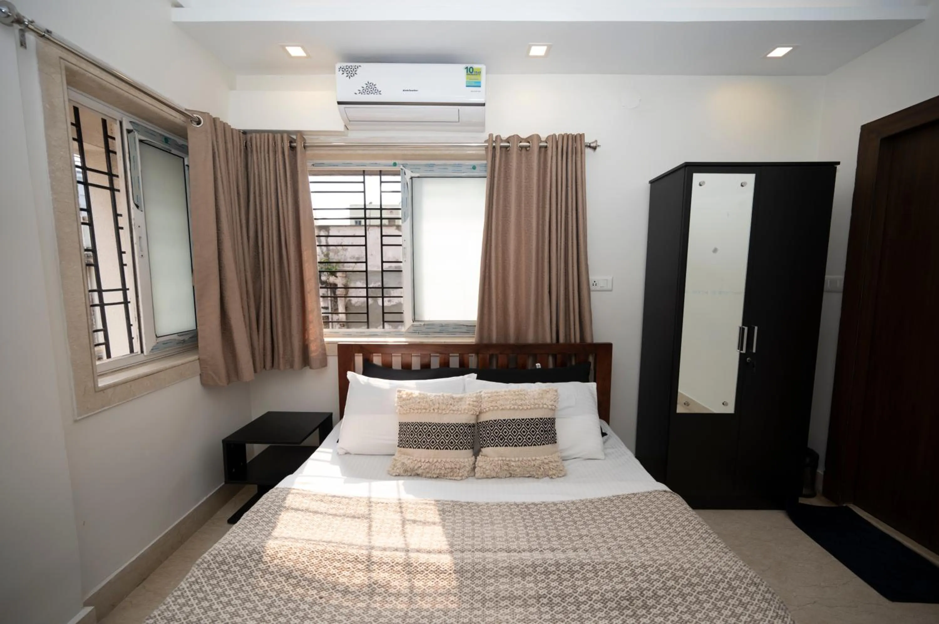 Bed in Lakeside Suites