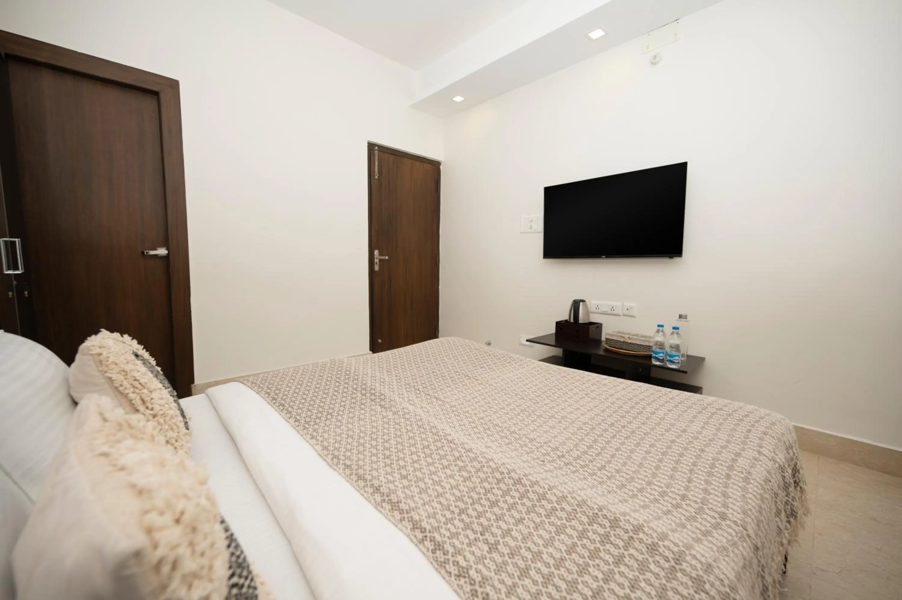 Bed in Lakeside Suites