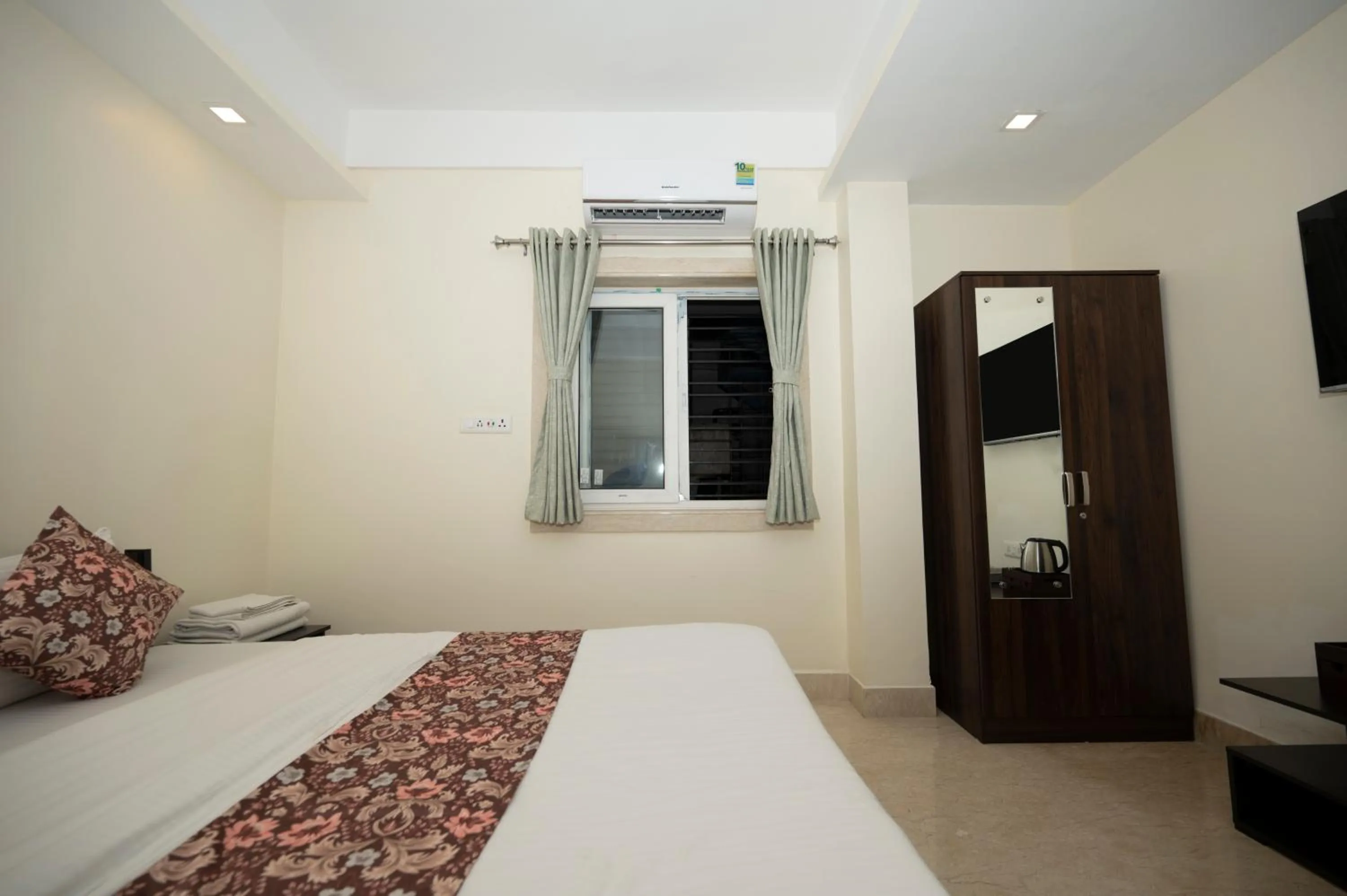 Bed in Lakeside Suites