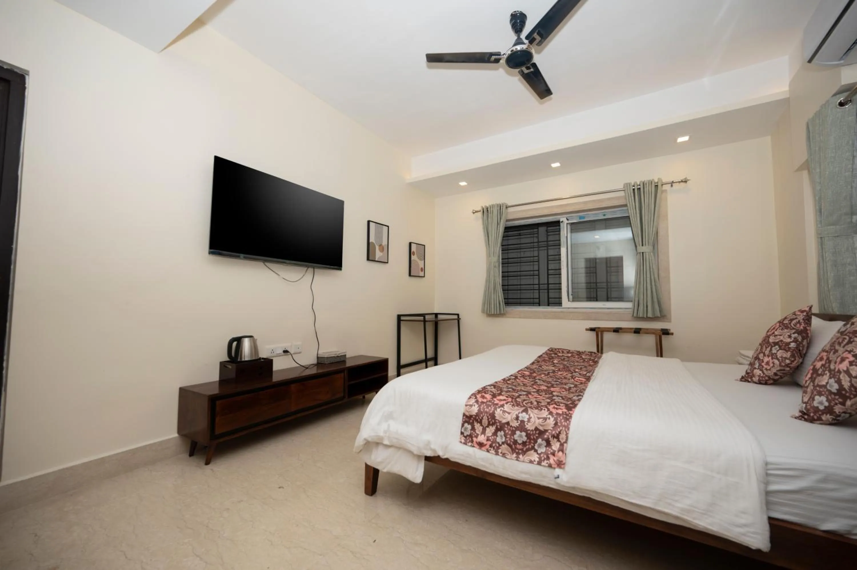 Bed in Lakeside Suites