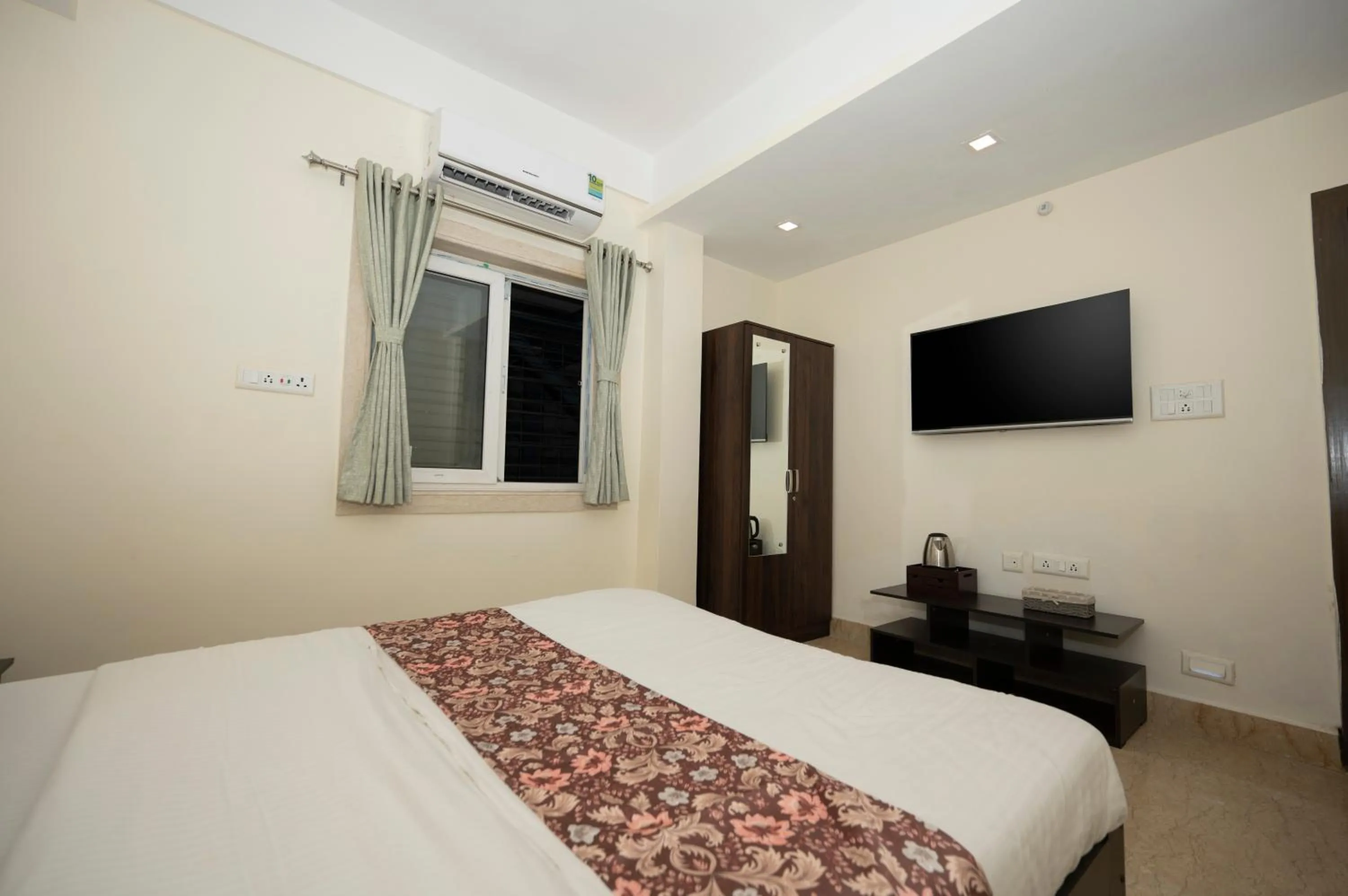 Bed in Lakeside Suites