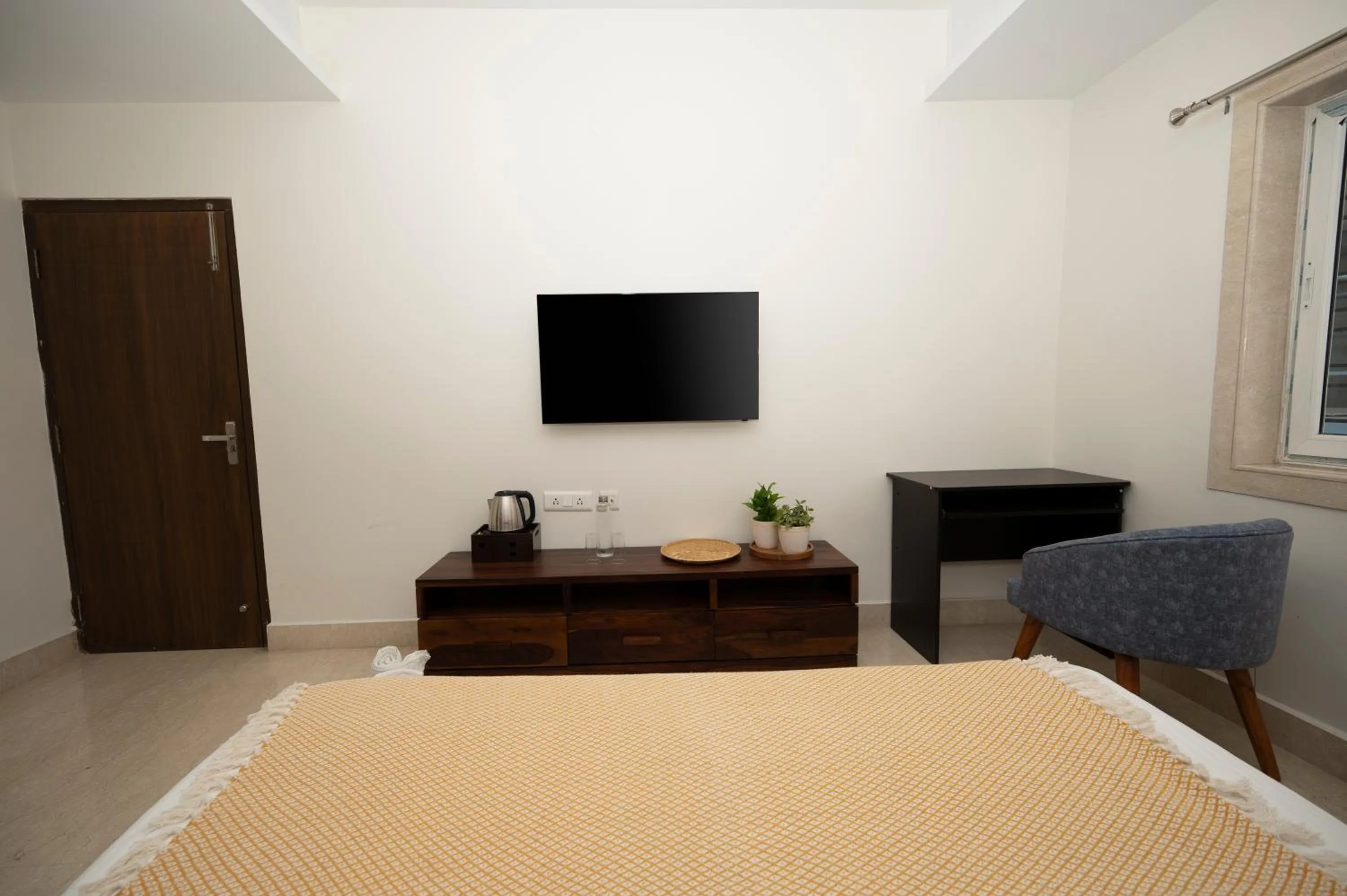 Bed in Lakeside Suites