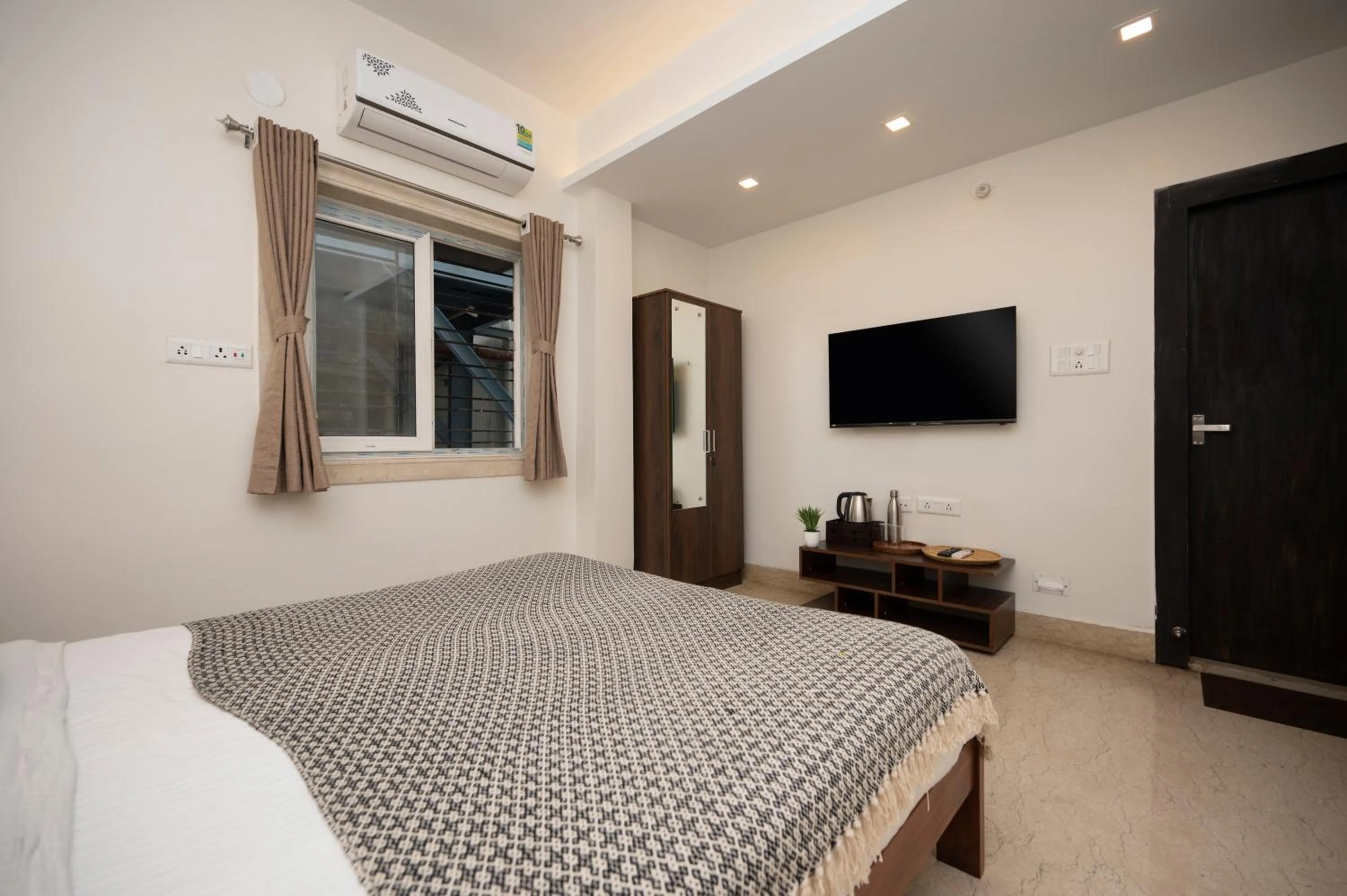 Bed in Lakeside Suites