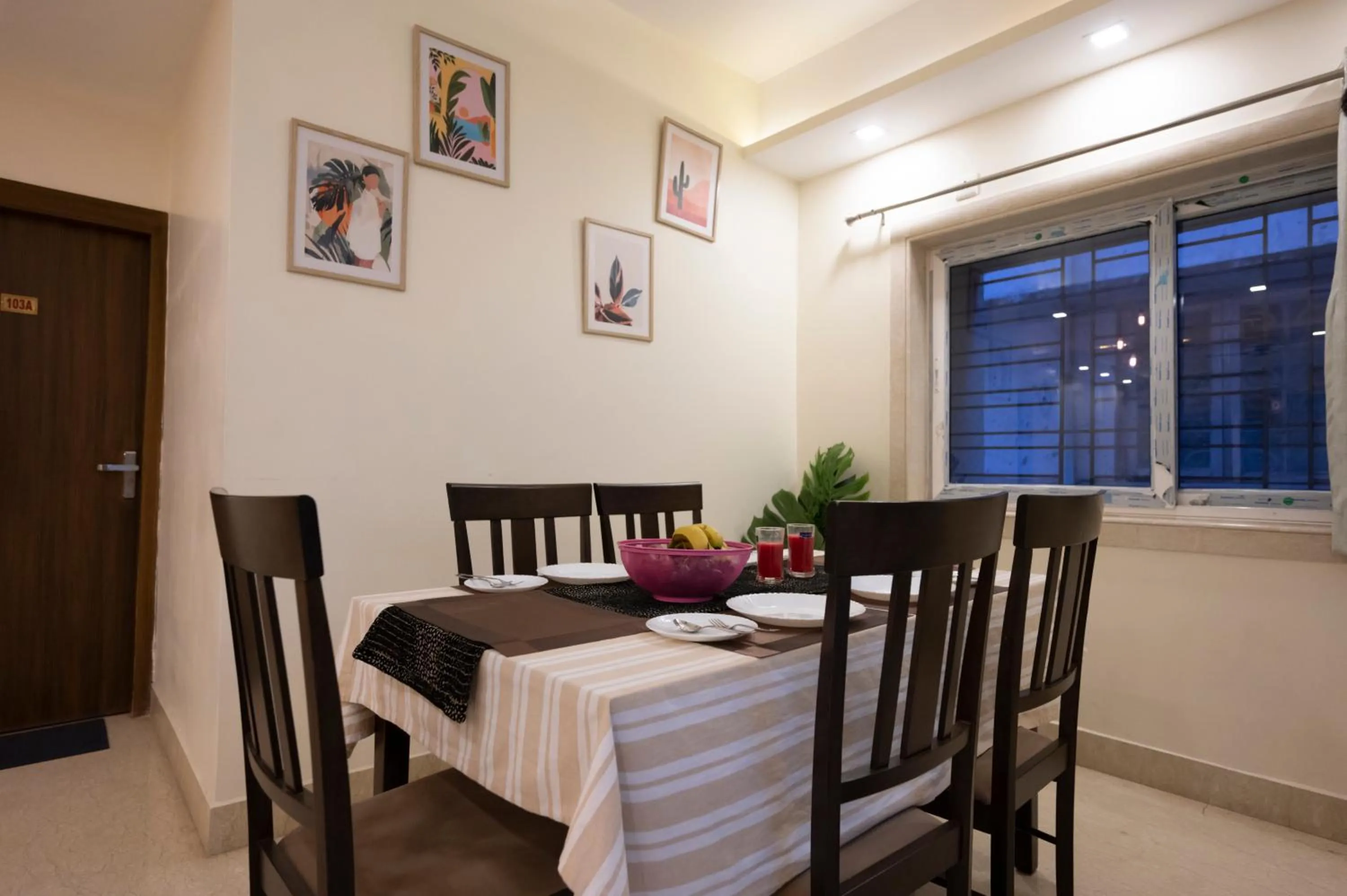 Seating area in Lakeside Suites