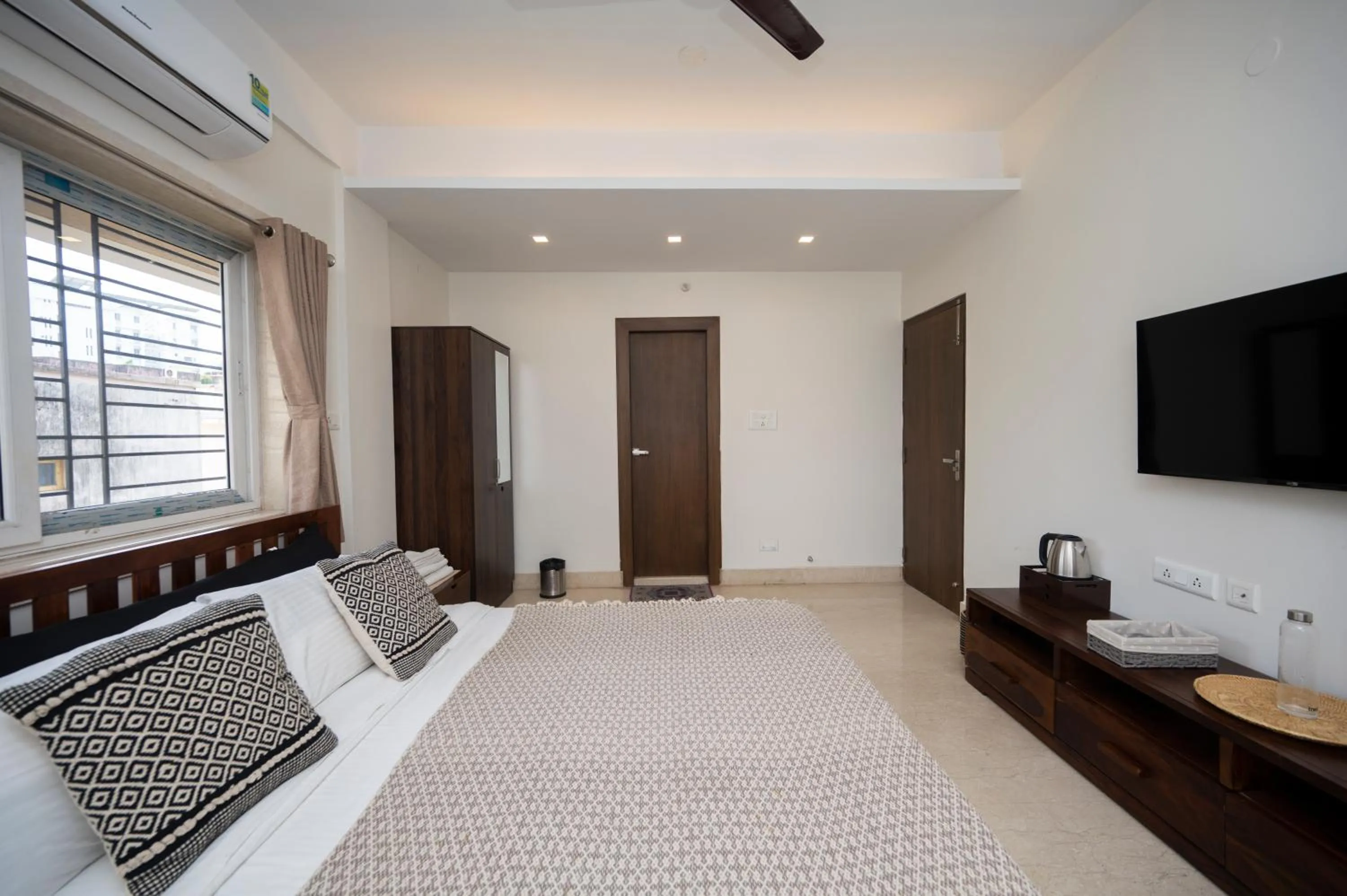 Bed in Lakeside Suites