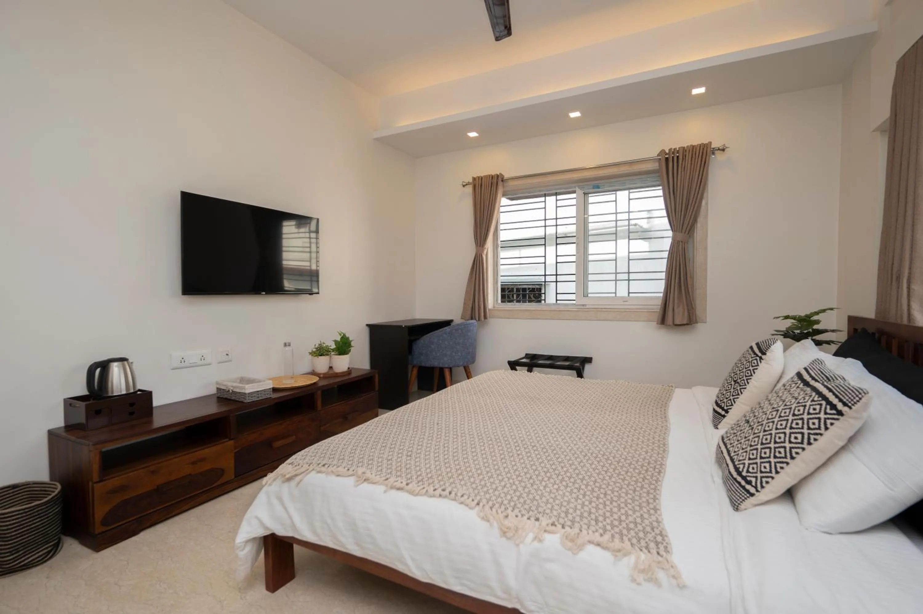 Bed in Lakeside Suites