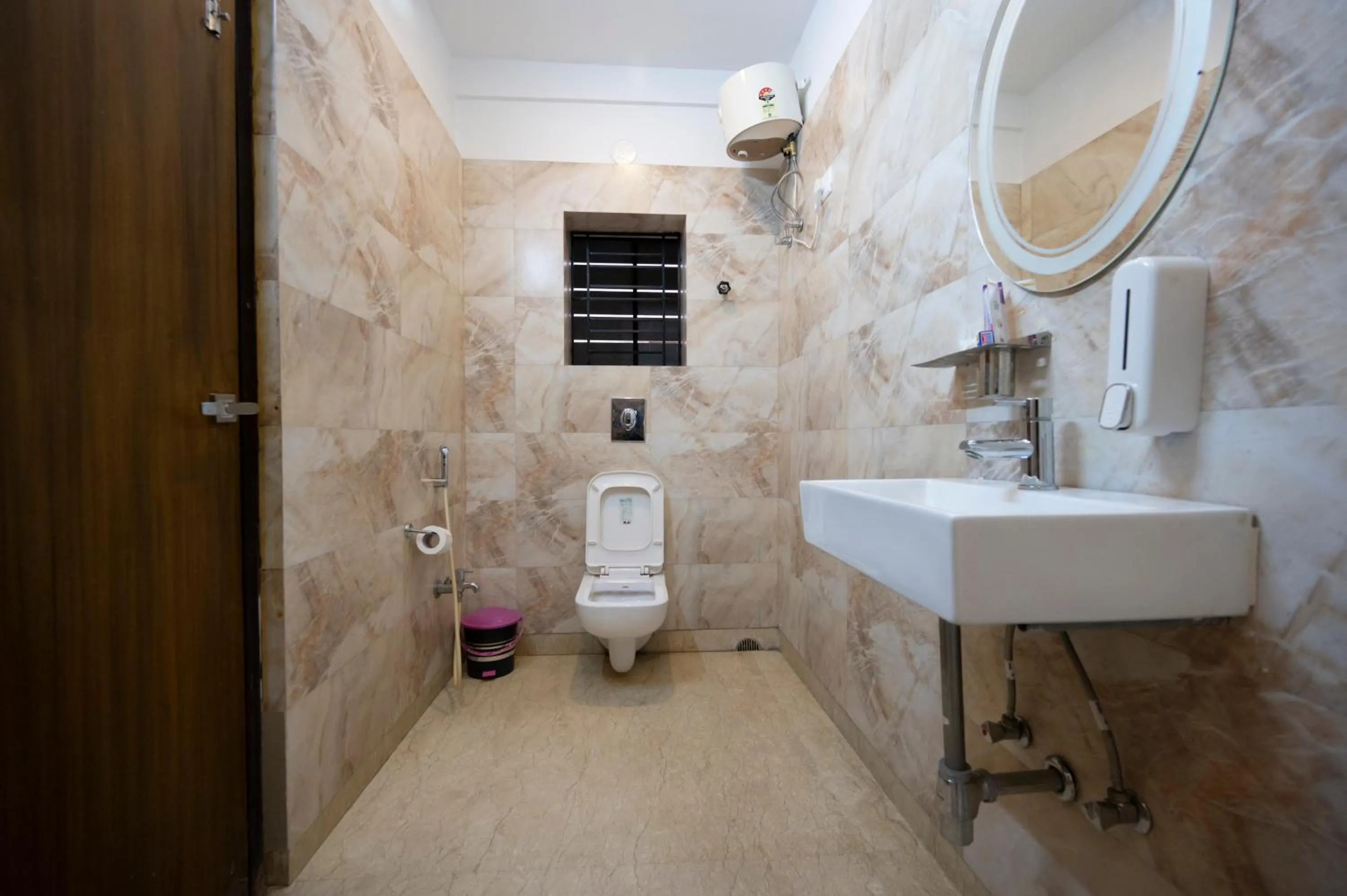 Shower in Lakeside Suites