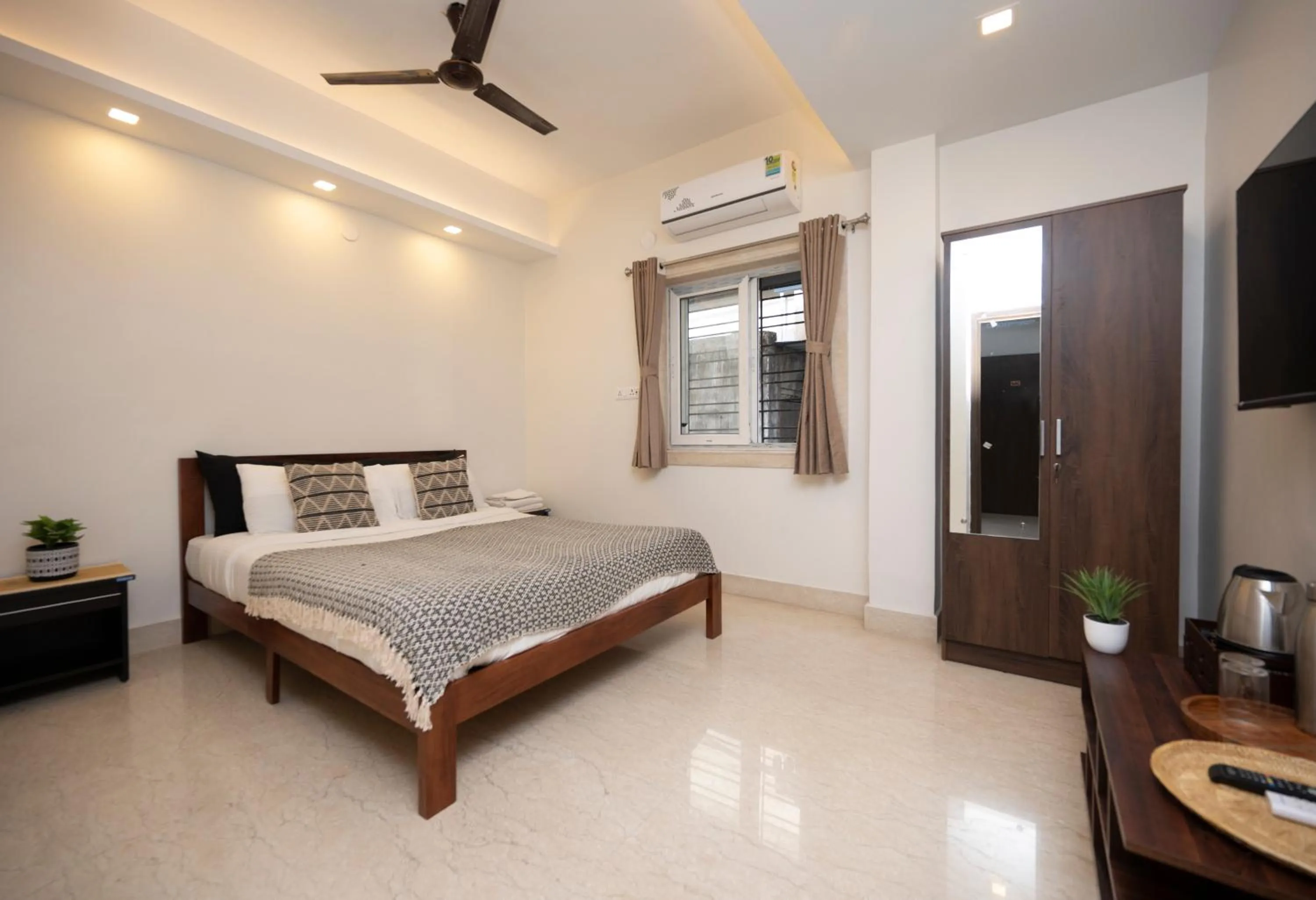 Bed in Lakeside Suites