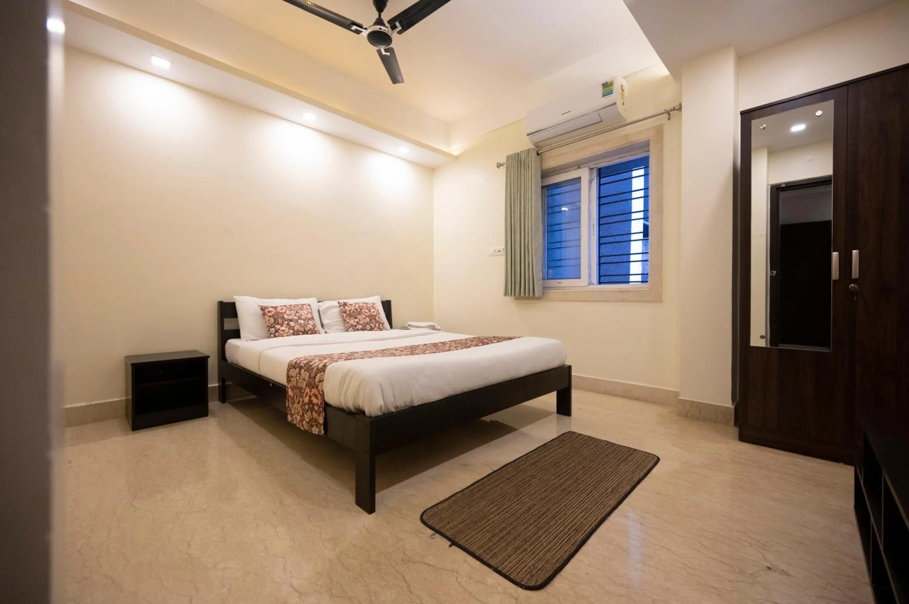 Bed in Lakeside Suites