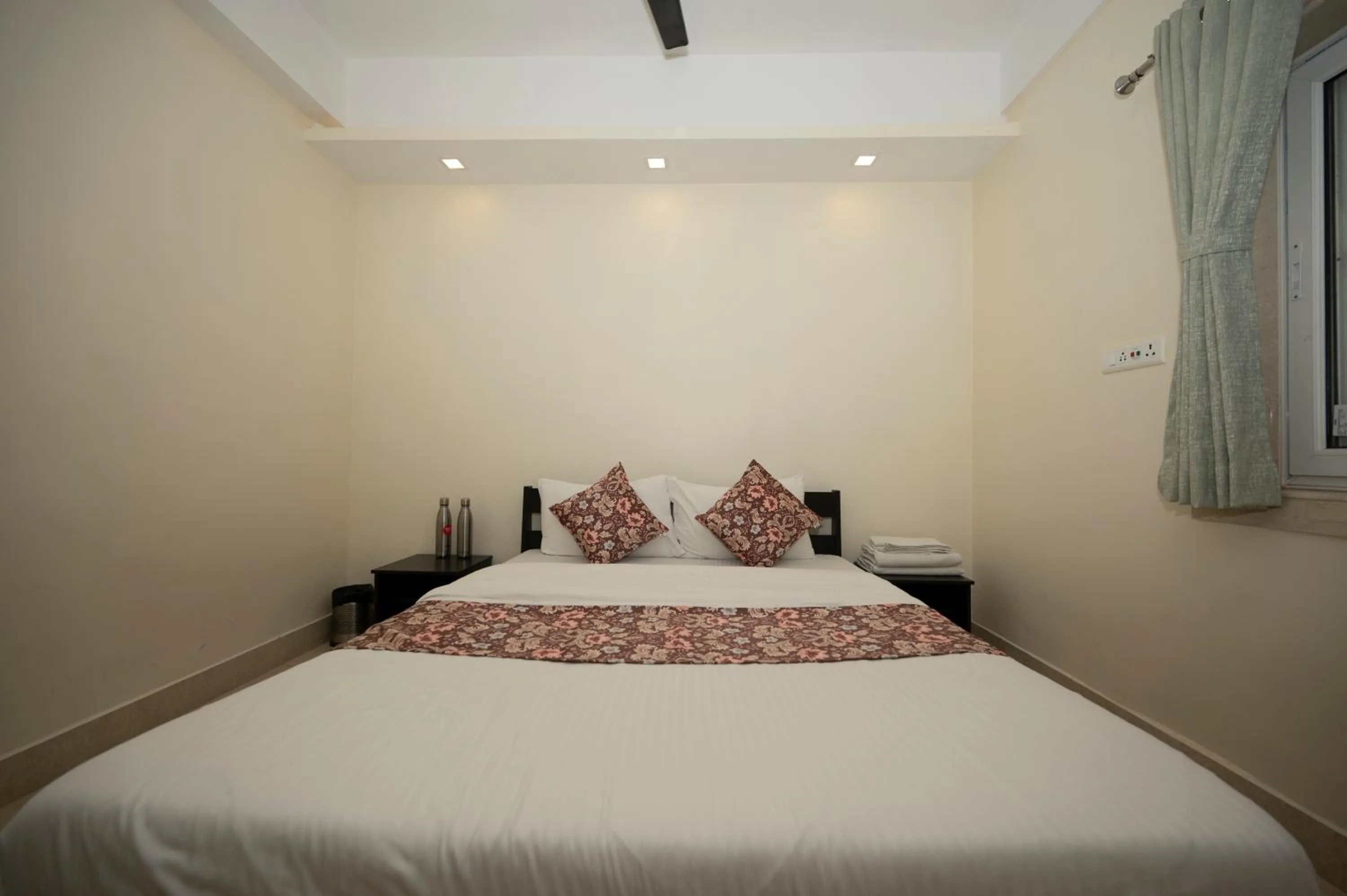 Bed in Lakeside Suites