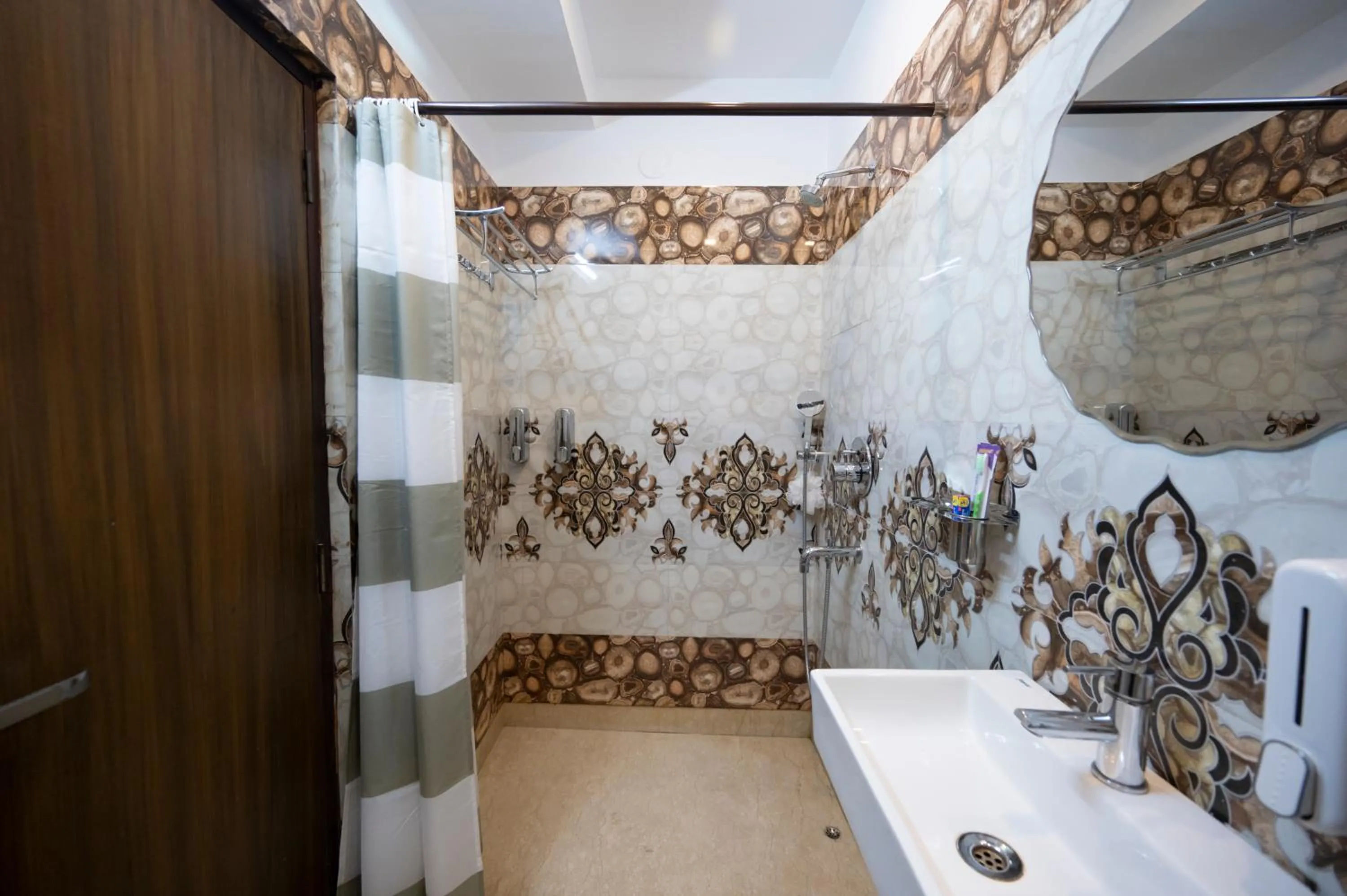 Shower in Lakeside Suites