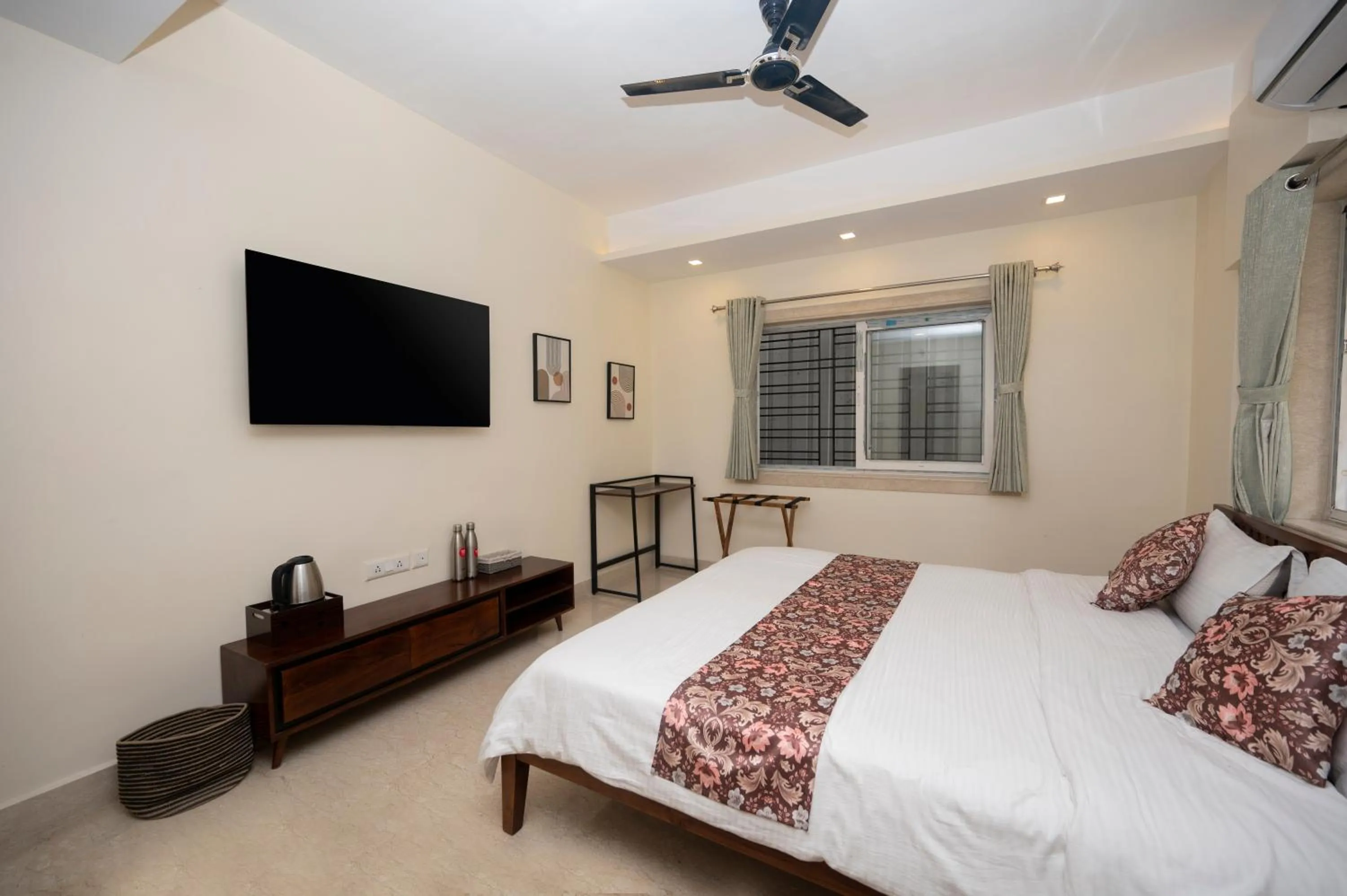 Bed in Lakeside Suites