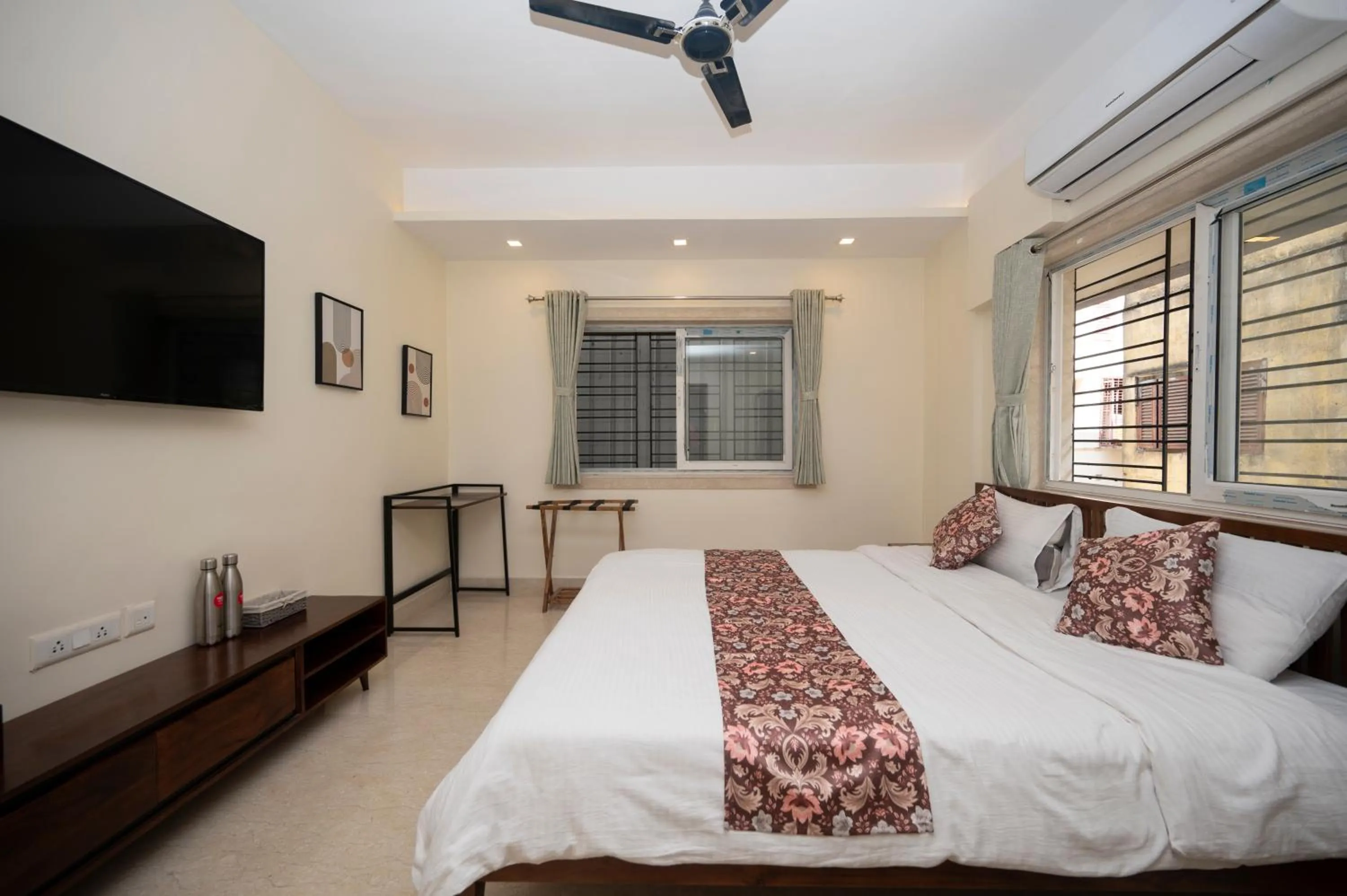 Bed in Lakeside Suites