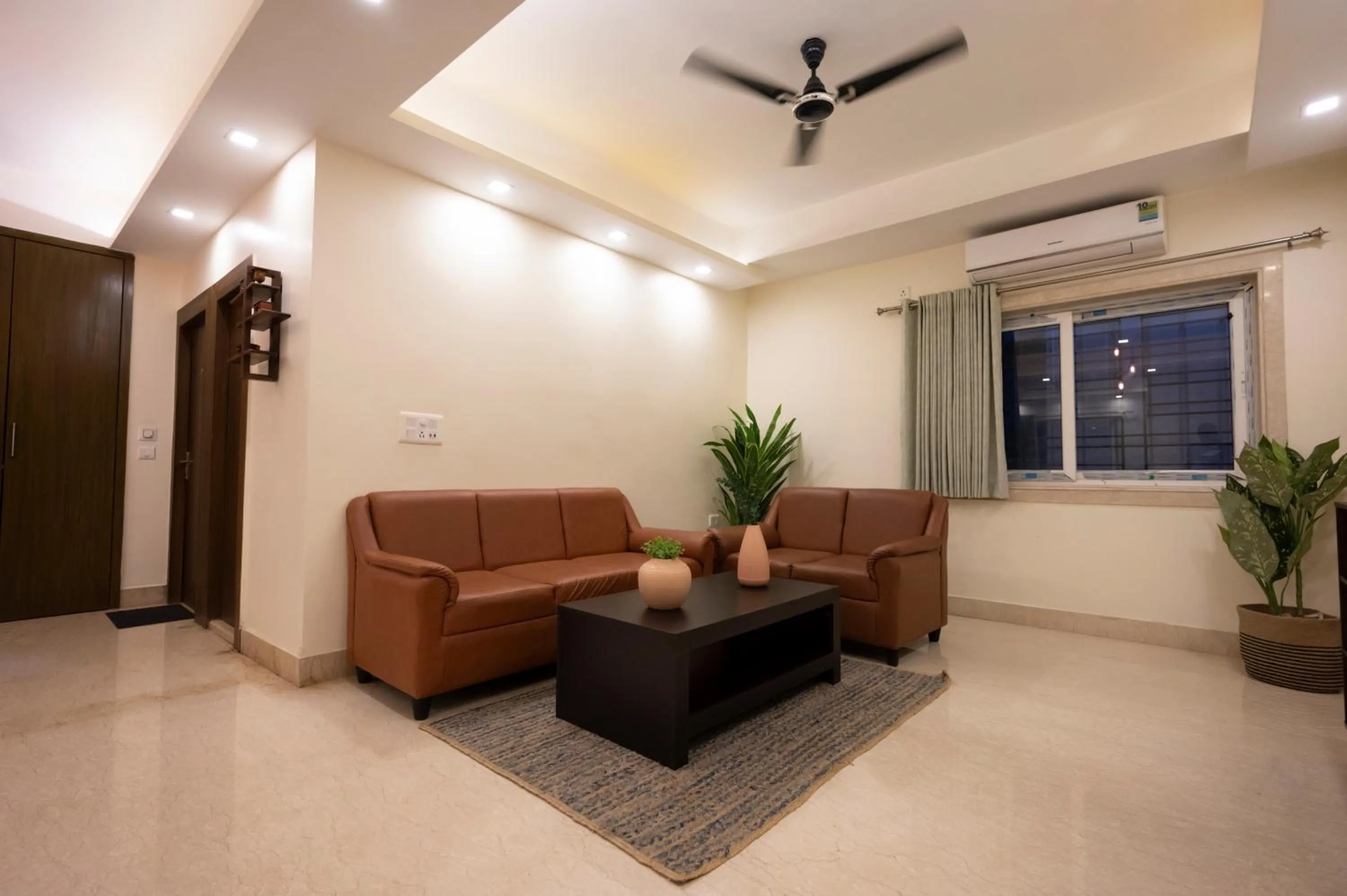 Living room in Lakeside Suites