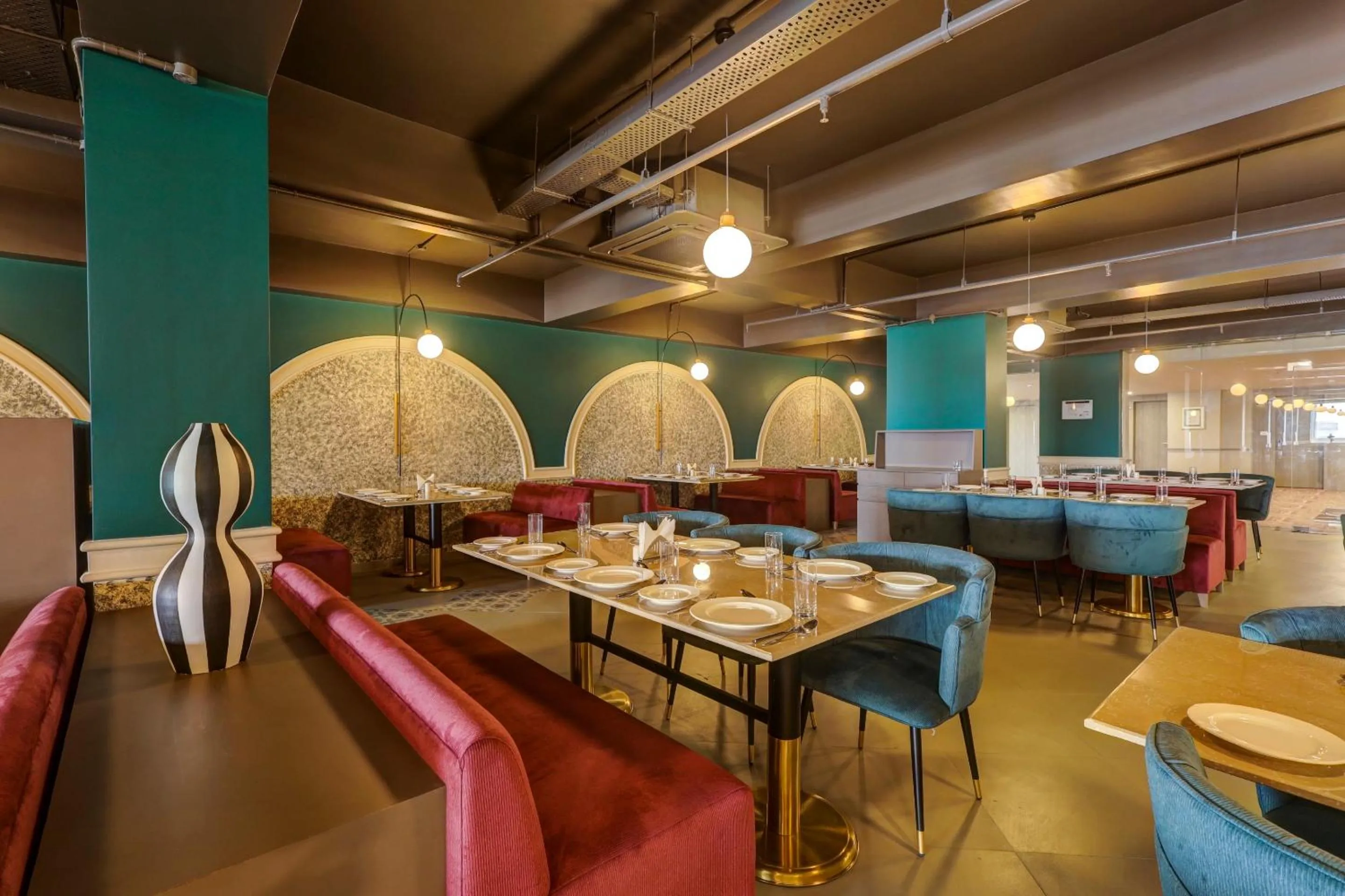 Restaurant/places to eat in Sunday Hotel by CheckIn Vadodara