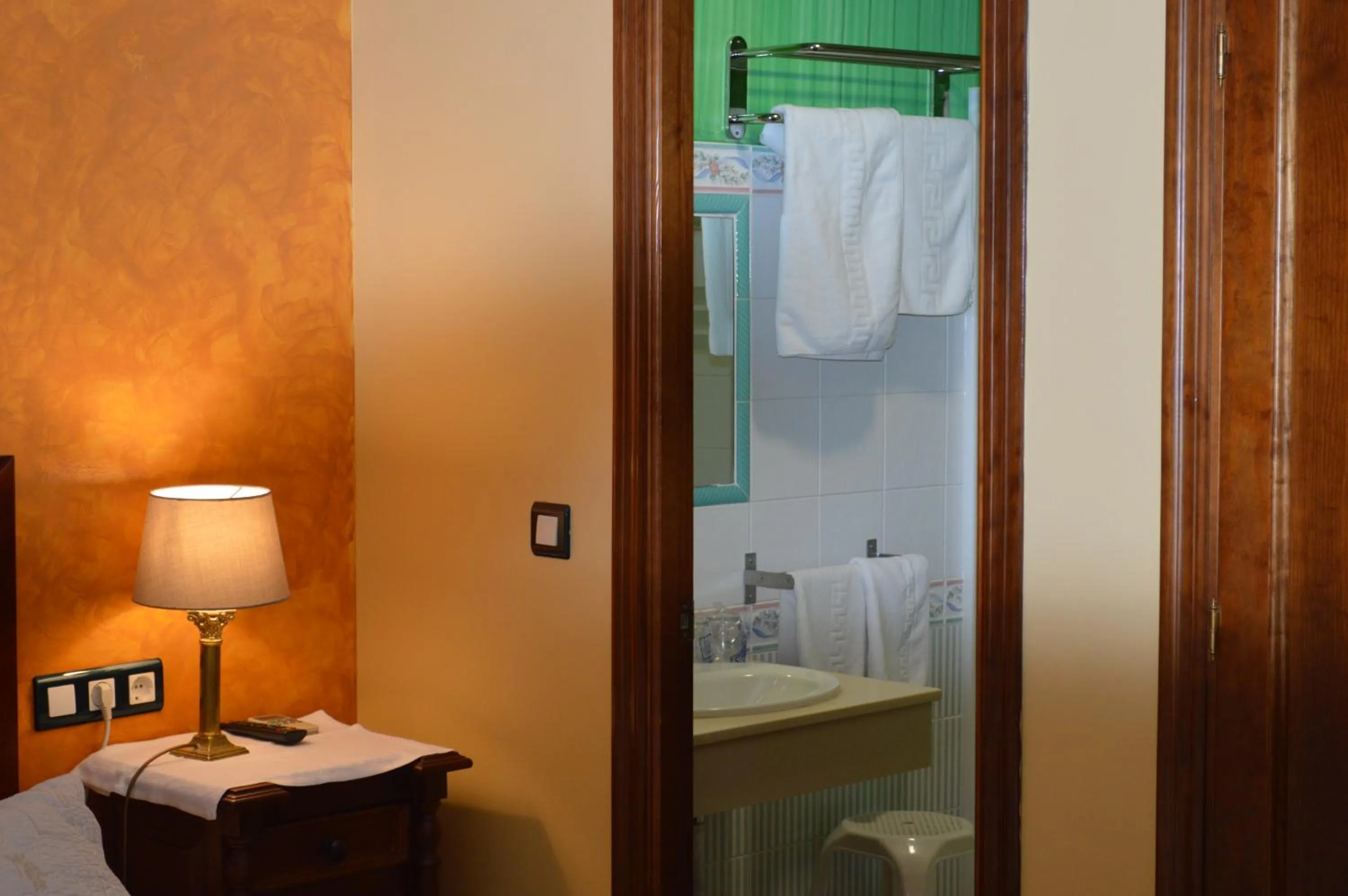 Bathroom, Bed in Plaza de Toros