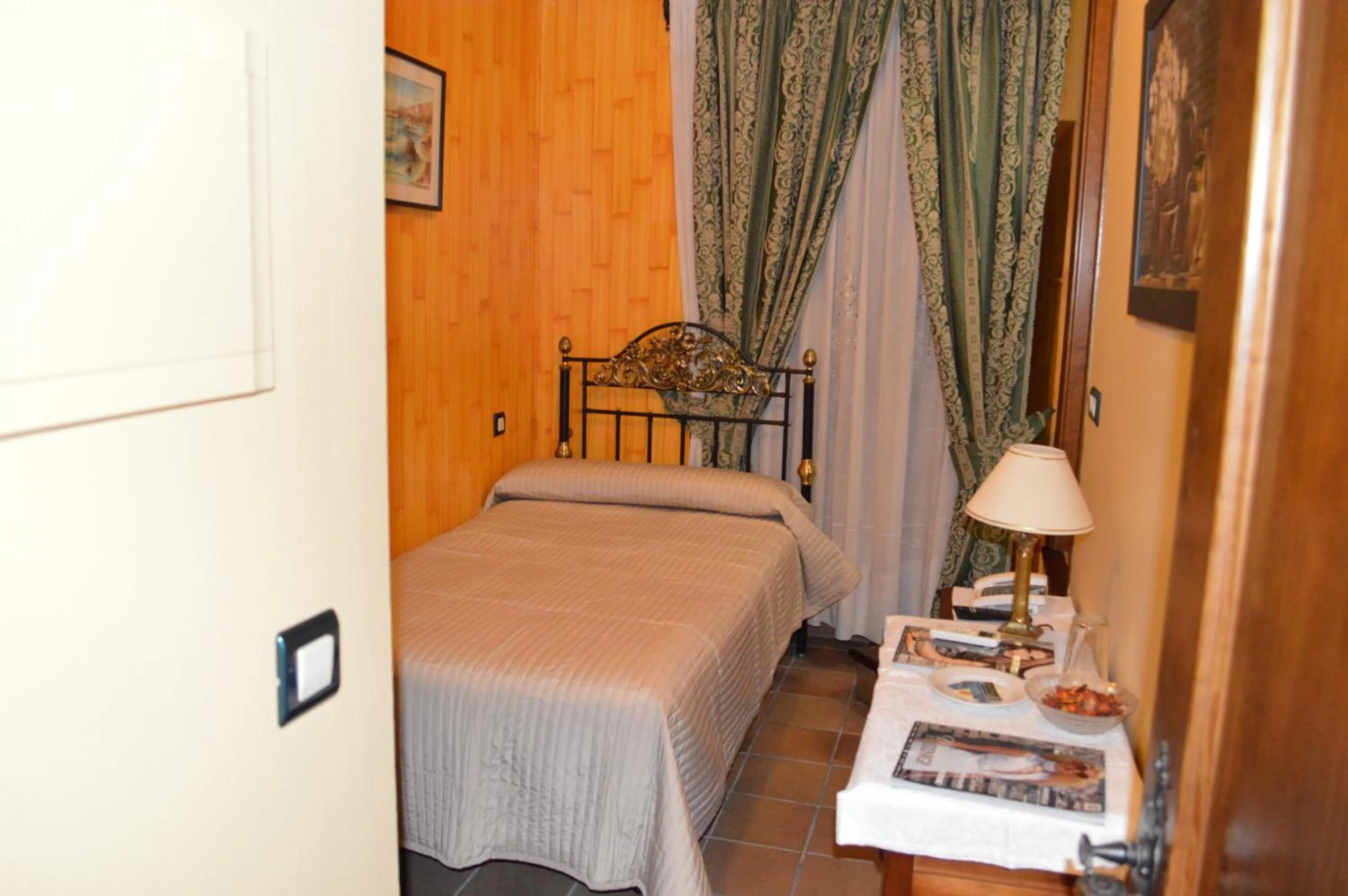 Photo of the whole room, Bed in Plaza de Toros