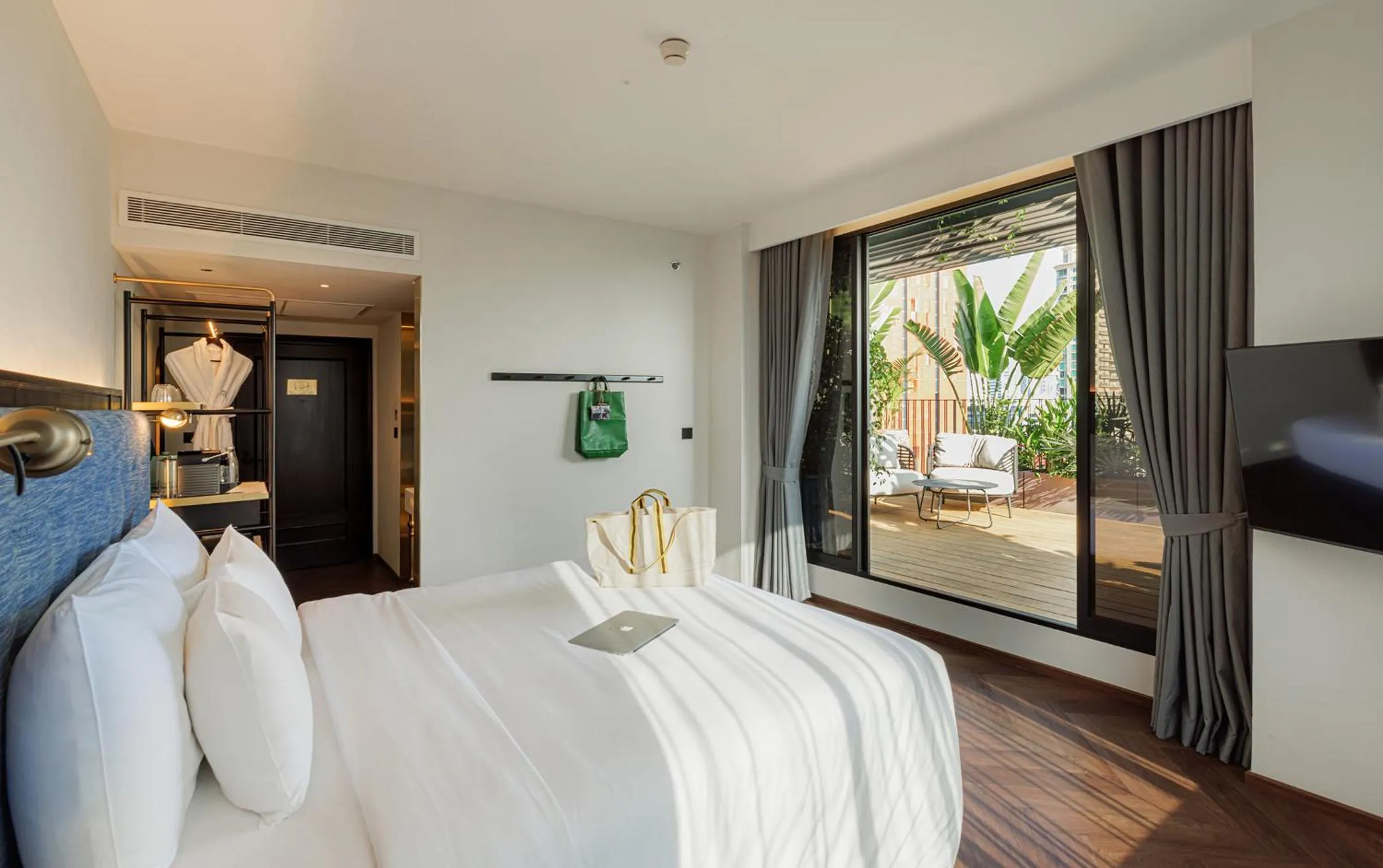 Bed in Public House Bangkok, a Member of Design Hotels