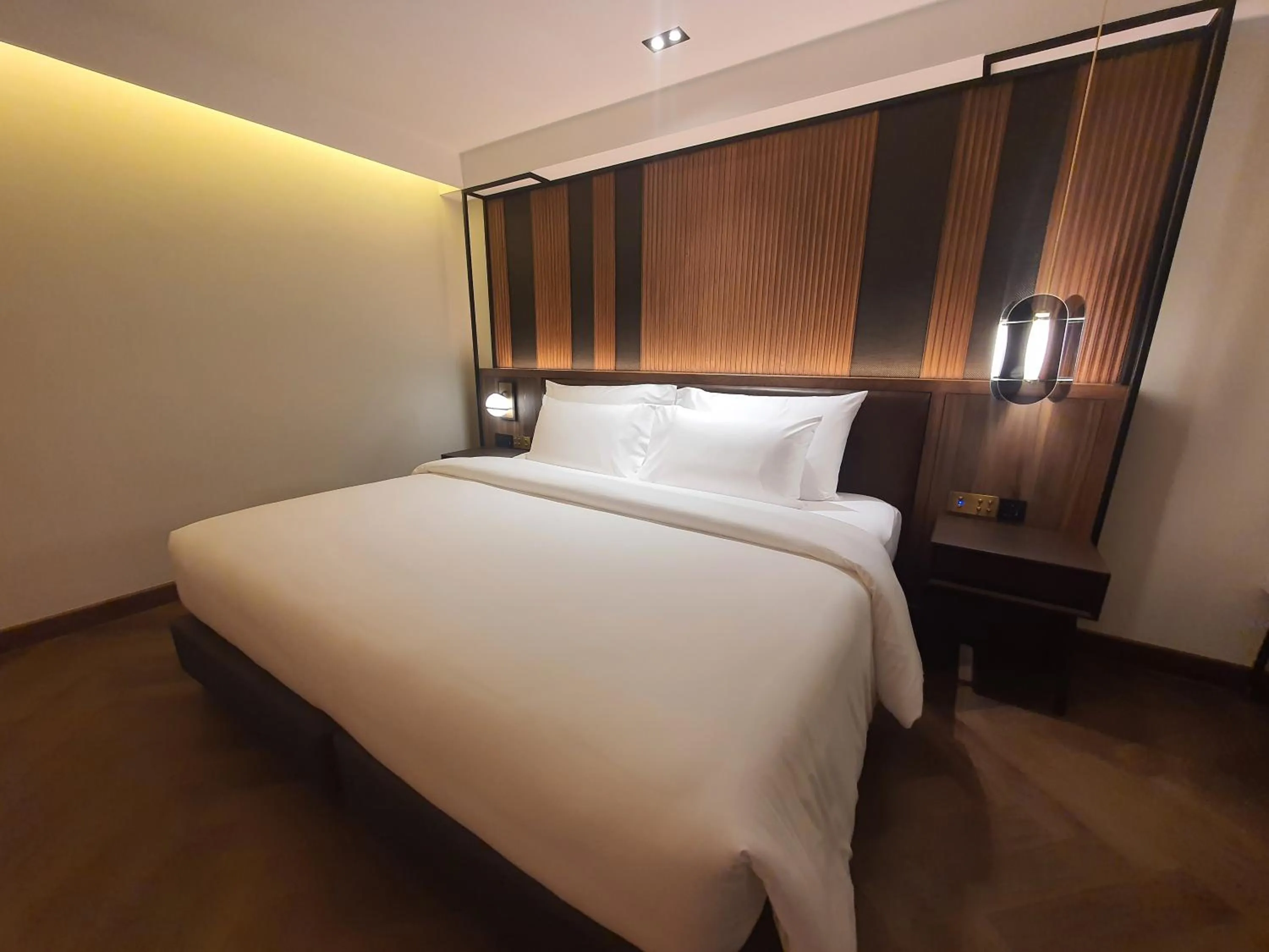 Bed in Public House Bangkok, a Member of Design Hotels