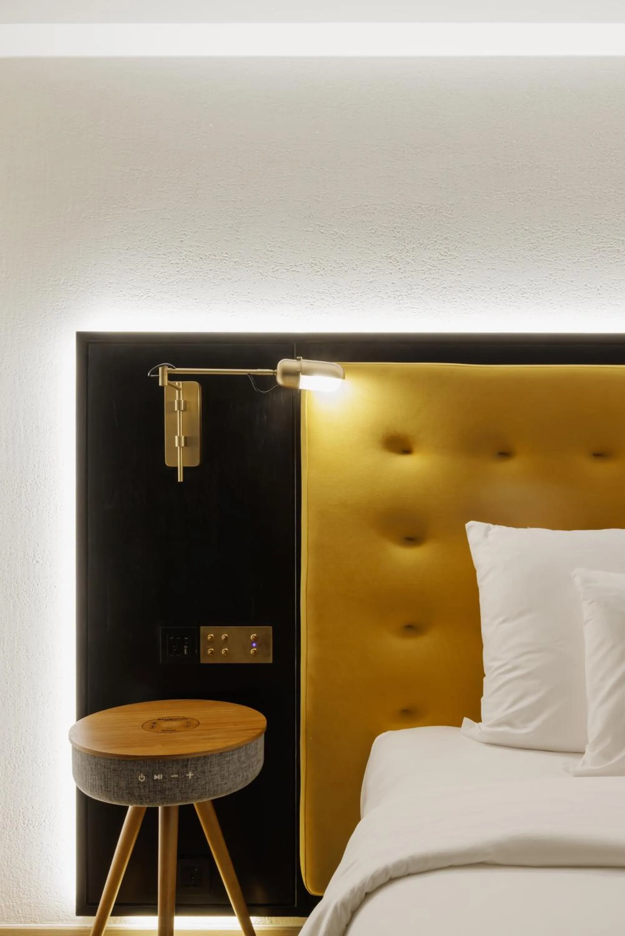 Bed in Public House Bangkok, a Member of Design Hotels
