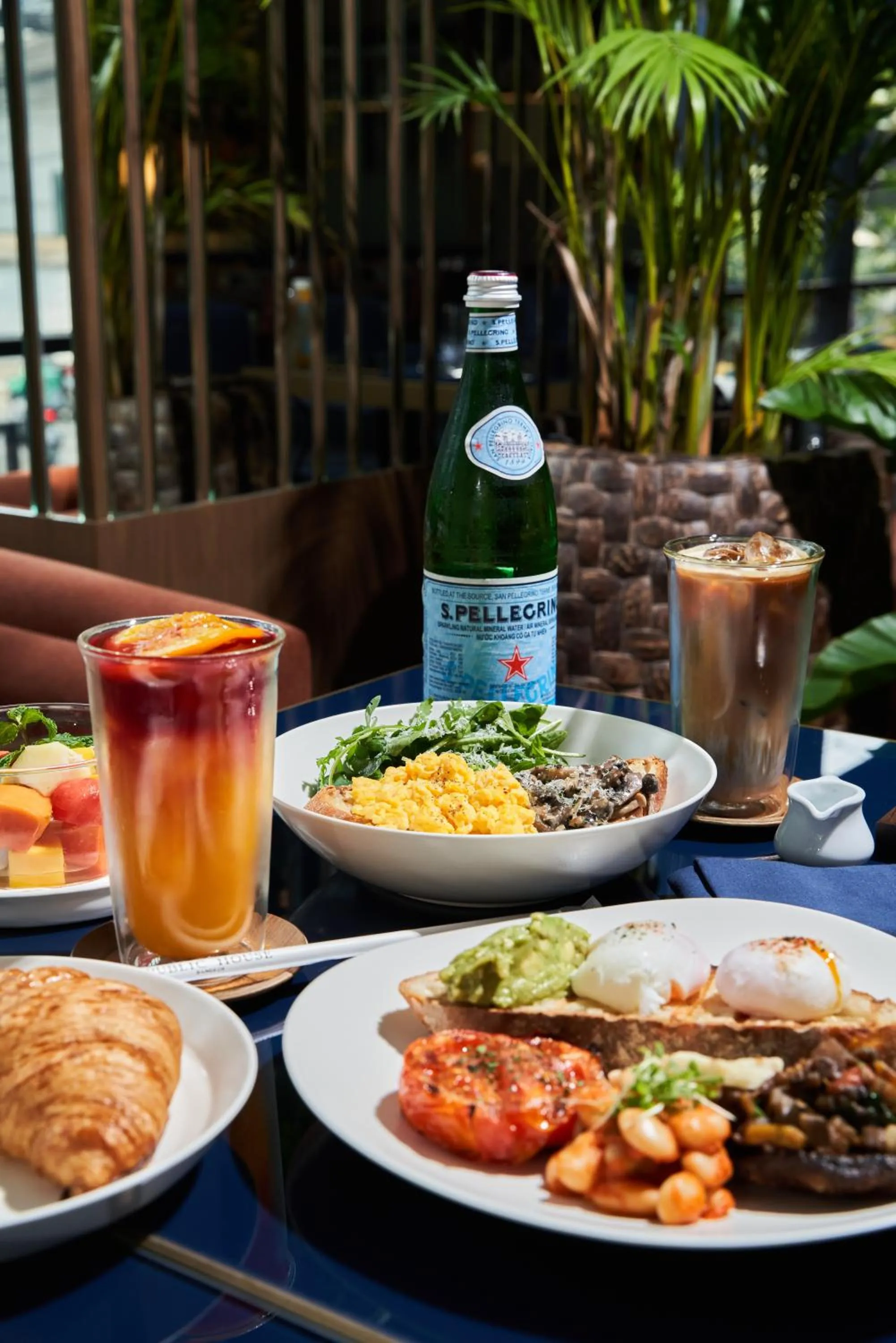 Food and drinks in Public House Bangkok, a Member of Design Hotels