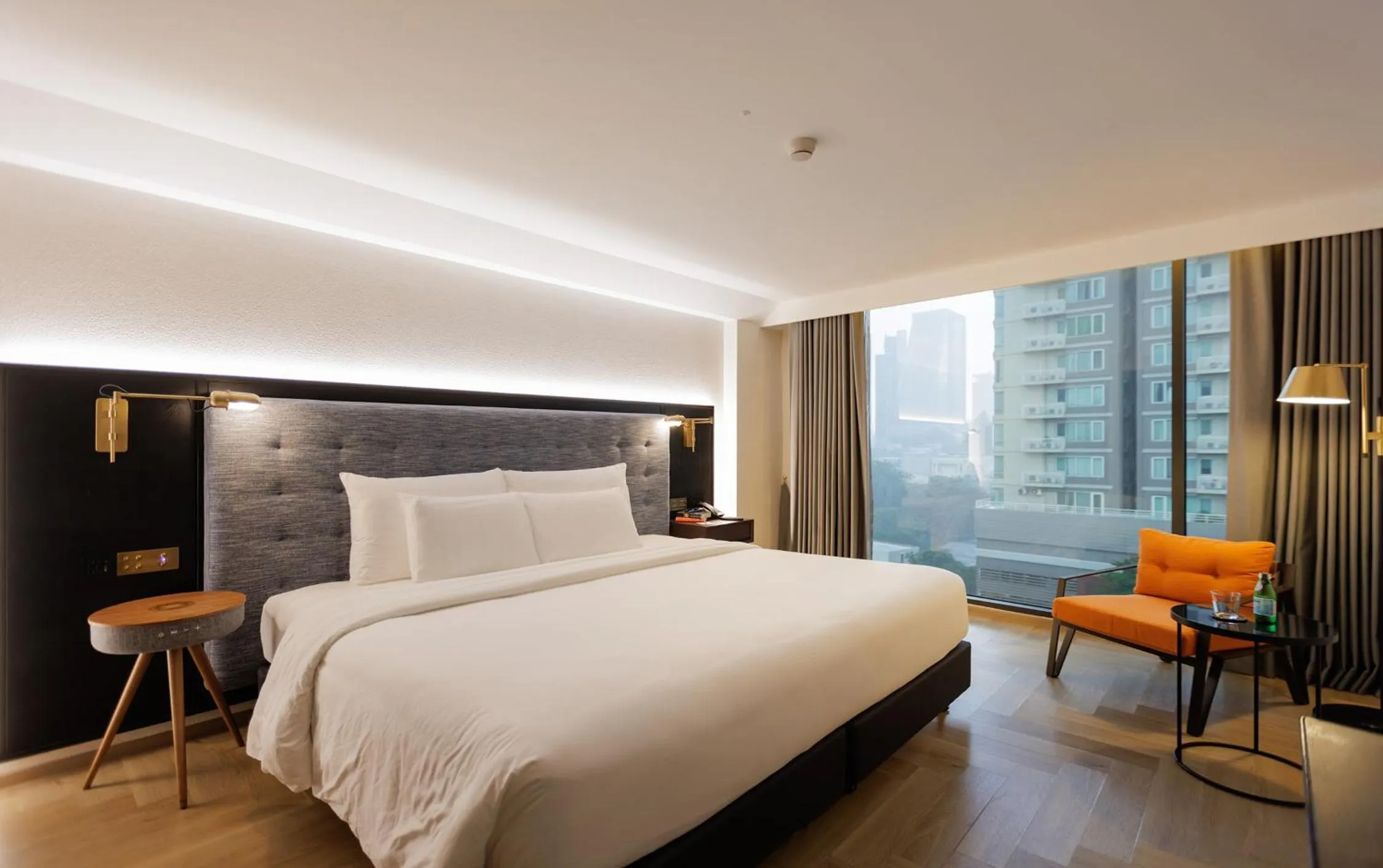 Bed in Public House Bangkok, a Member of Design Hotels